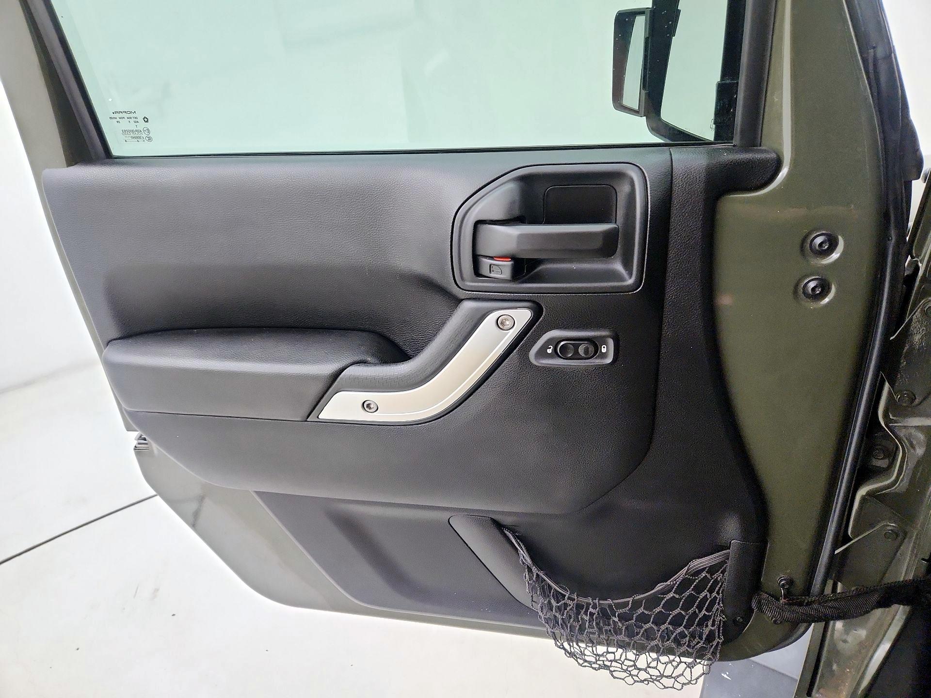 Thumbnail: 2016 Jeep Wrangler - 12
