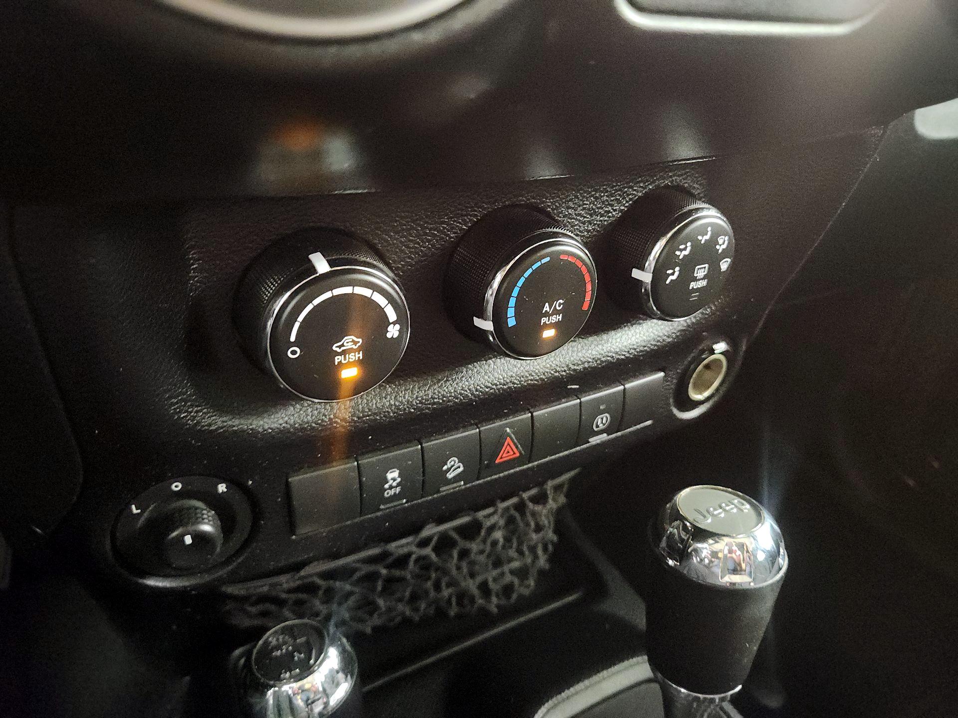 Thumbnail: 2016 Jeep Wrangler - 14