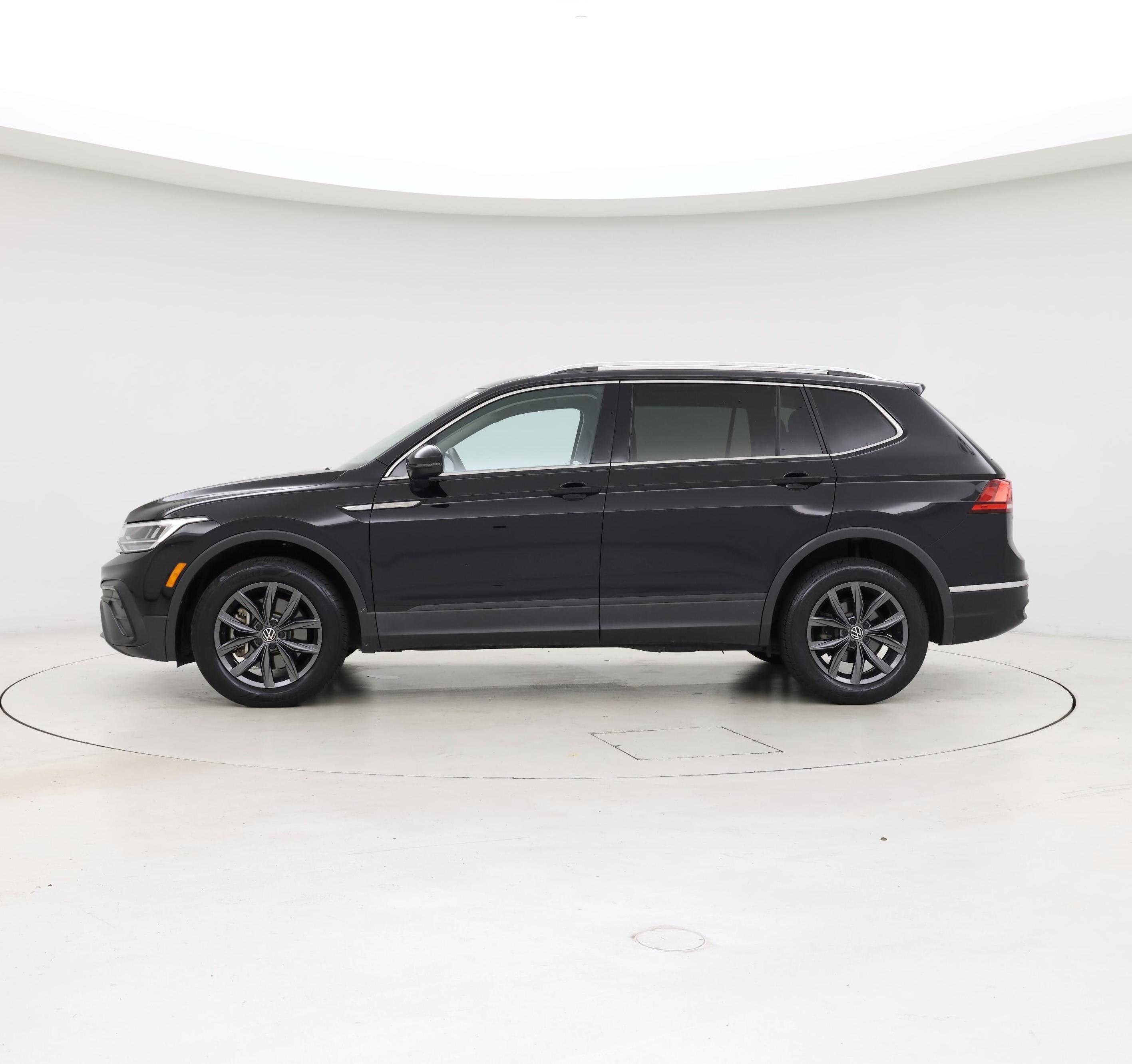 Thumbnail: 2022 Volkswagen Tiguan - 3