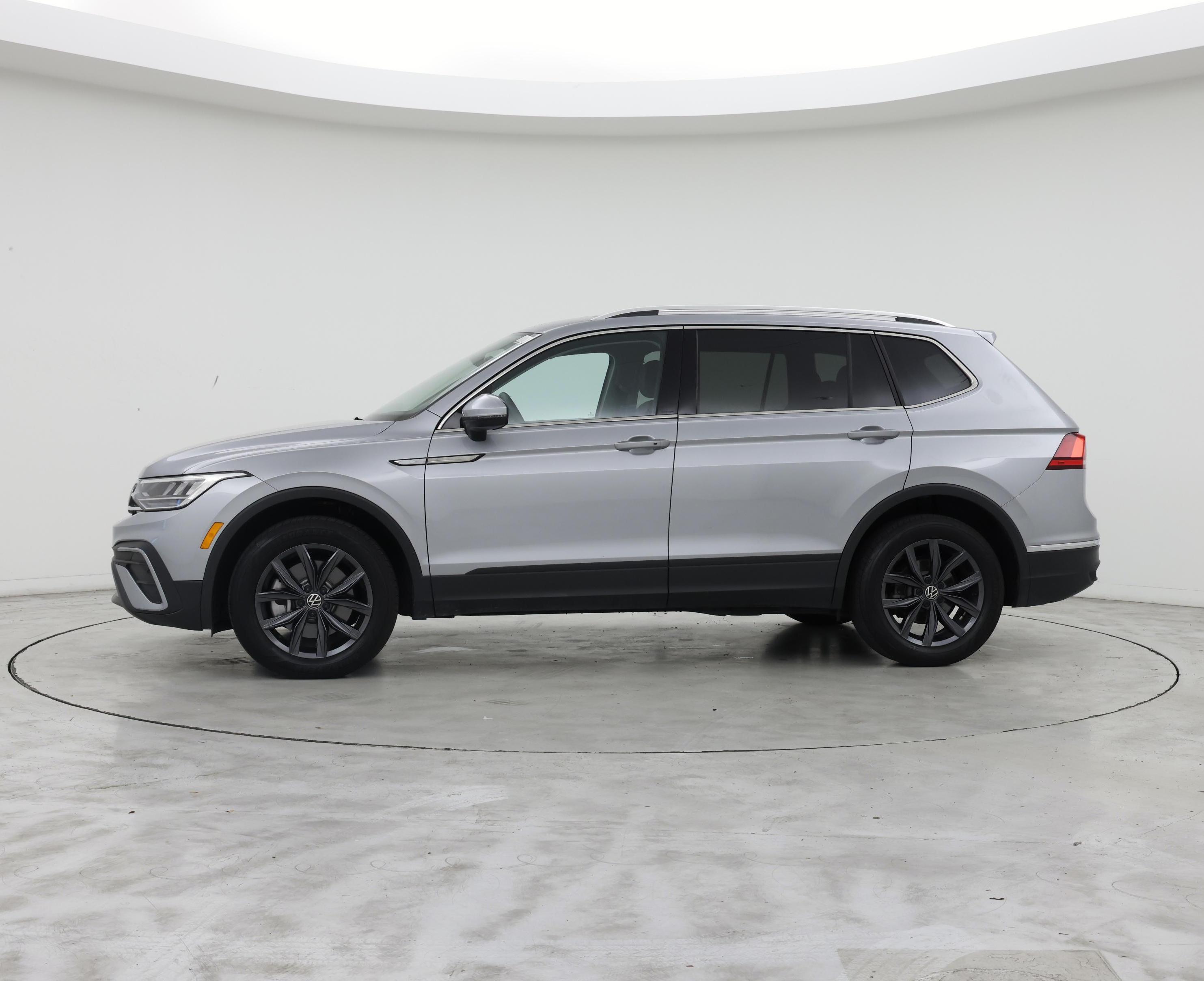 Thumbnail: 2022 Volkswagen Tiguan - 3