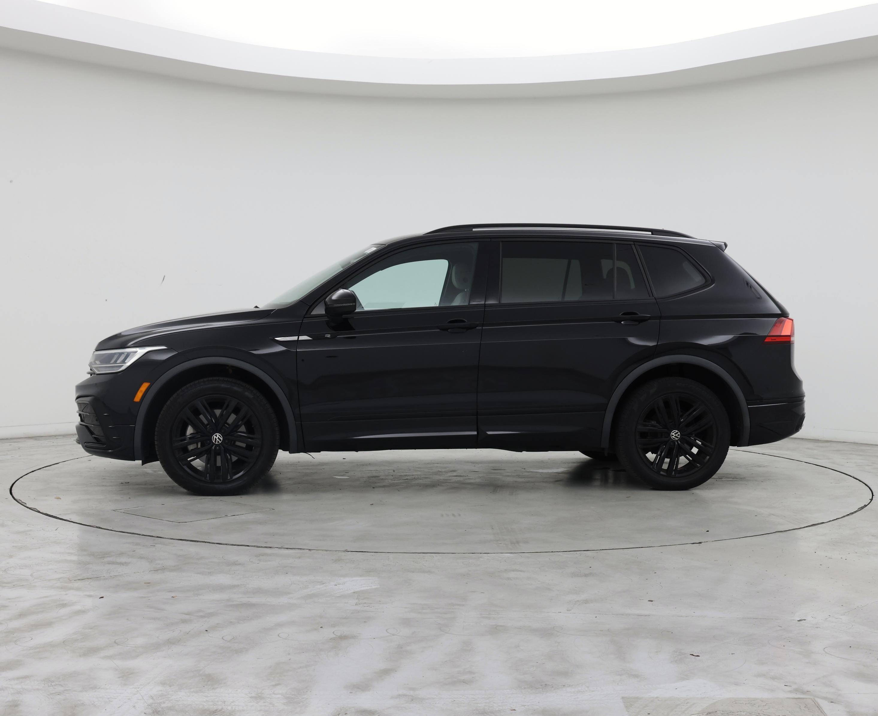 Thumbnail: 2022 Volkswagen Tiguan - 3