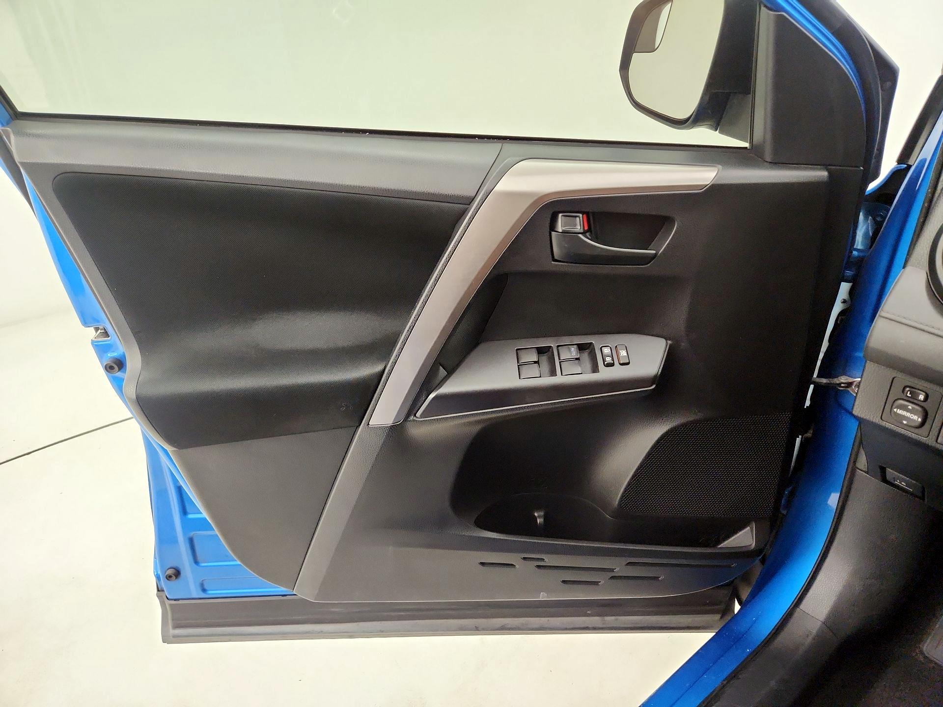 Thumbnail: 2018 Toyota RAV4 - 12