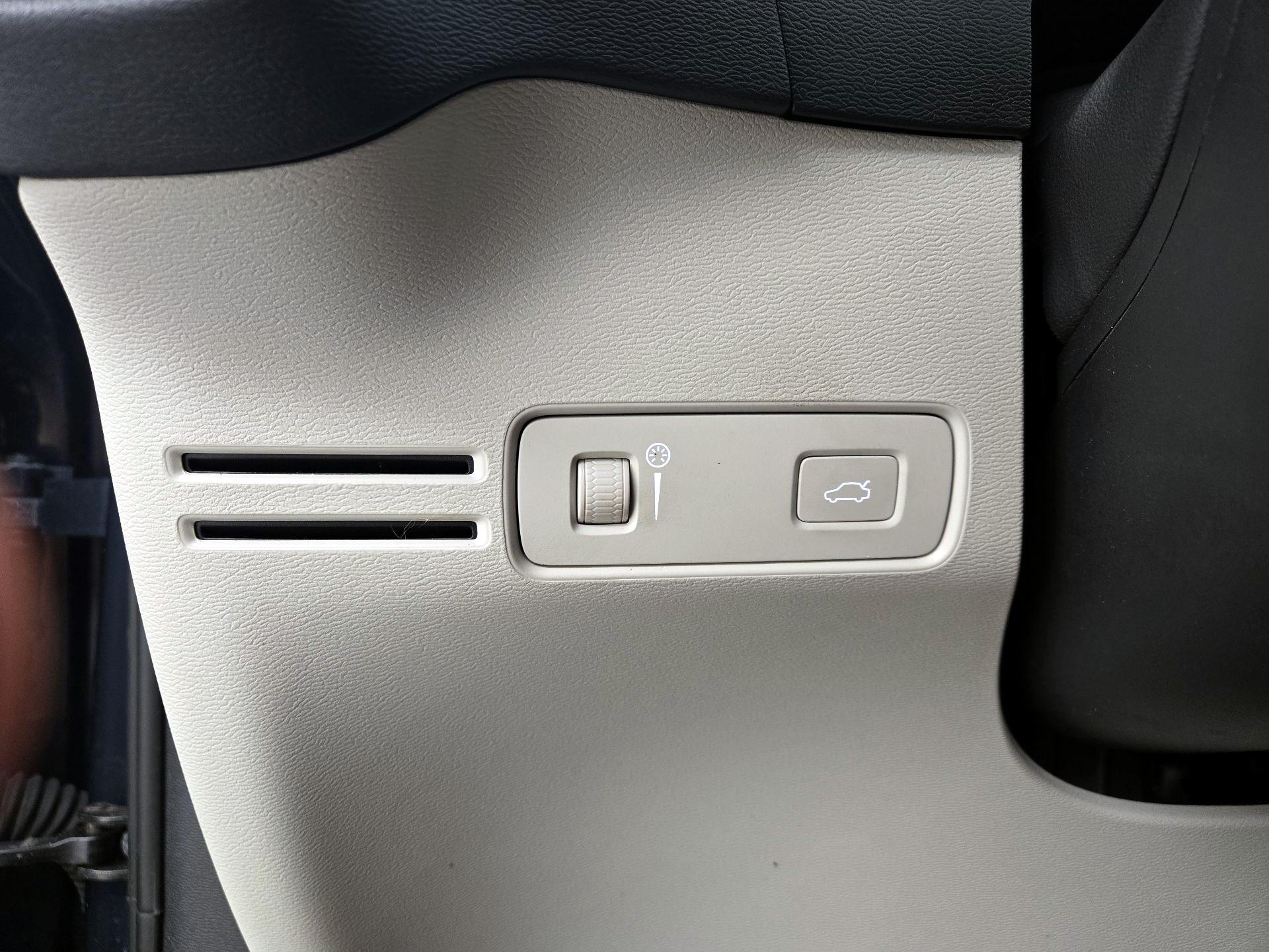 Thumbnail: 2021 Volvo XC40 - 13