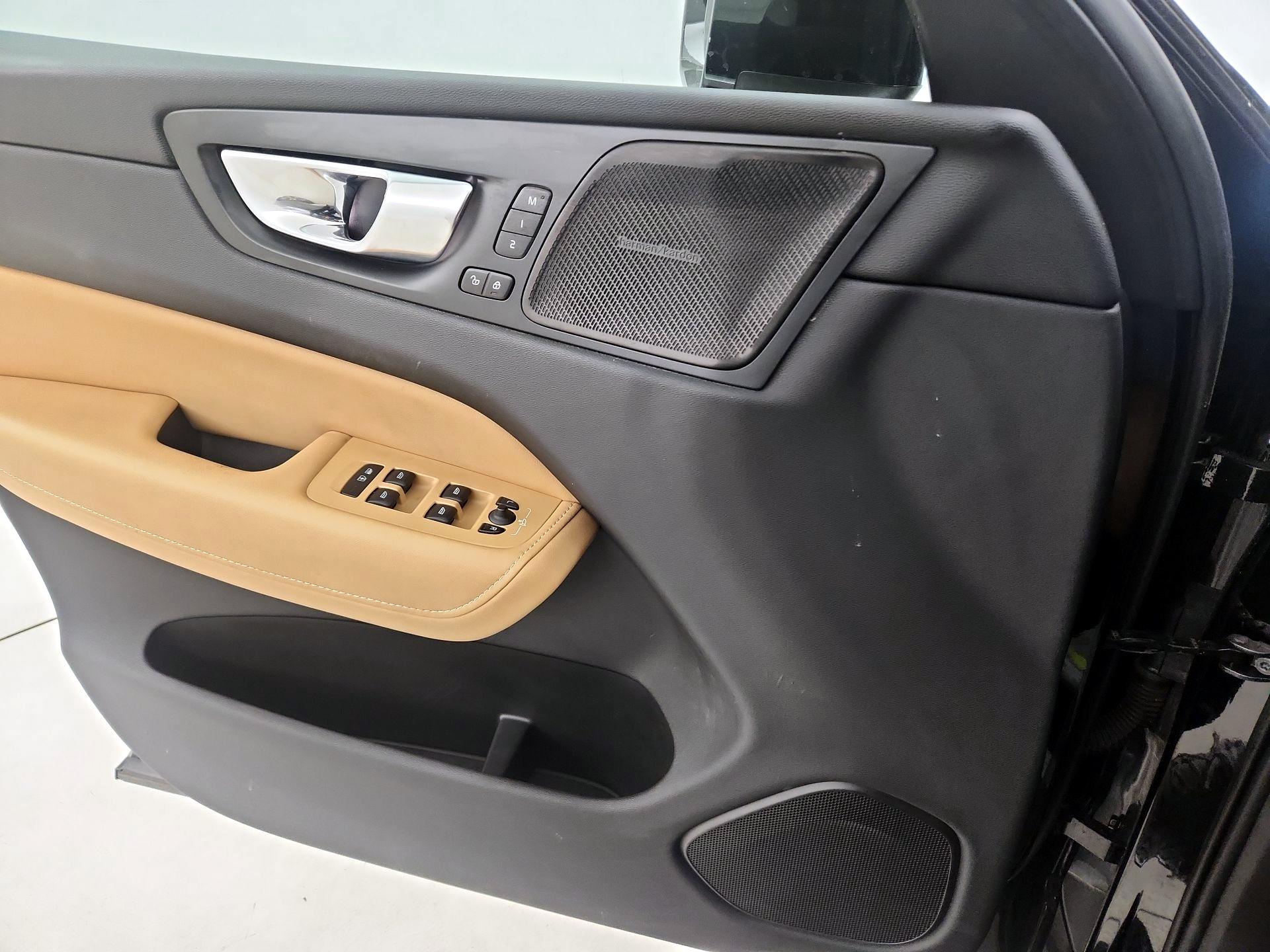 Thumbnail: 2022 Volvo XC60 - 12