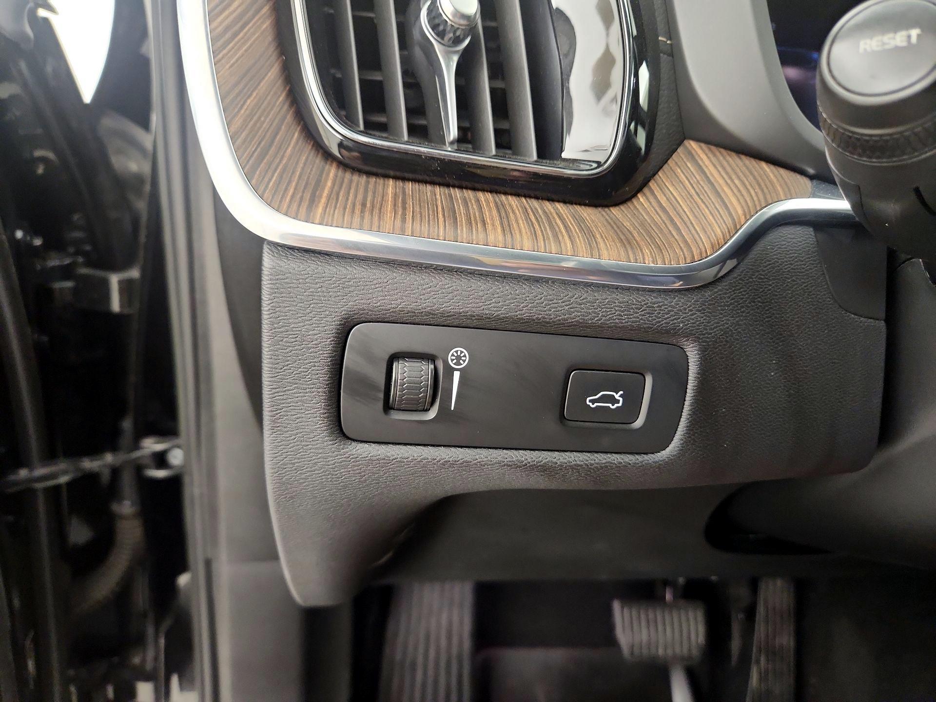 Thumbnail: 2022 Volvo XC60 - 13