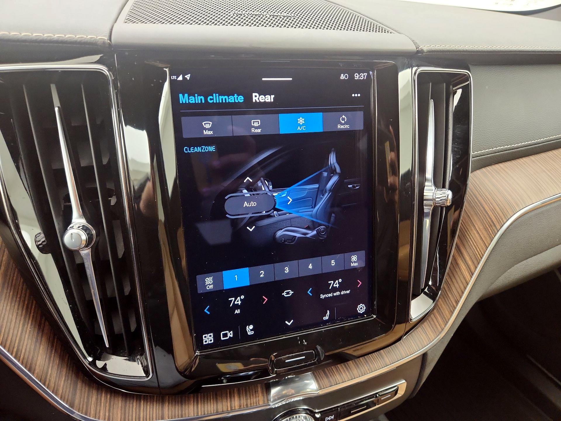 Thumbnail: 2022 Volvo XC60 - 17