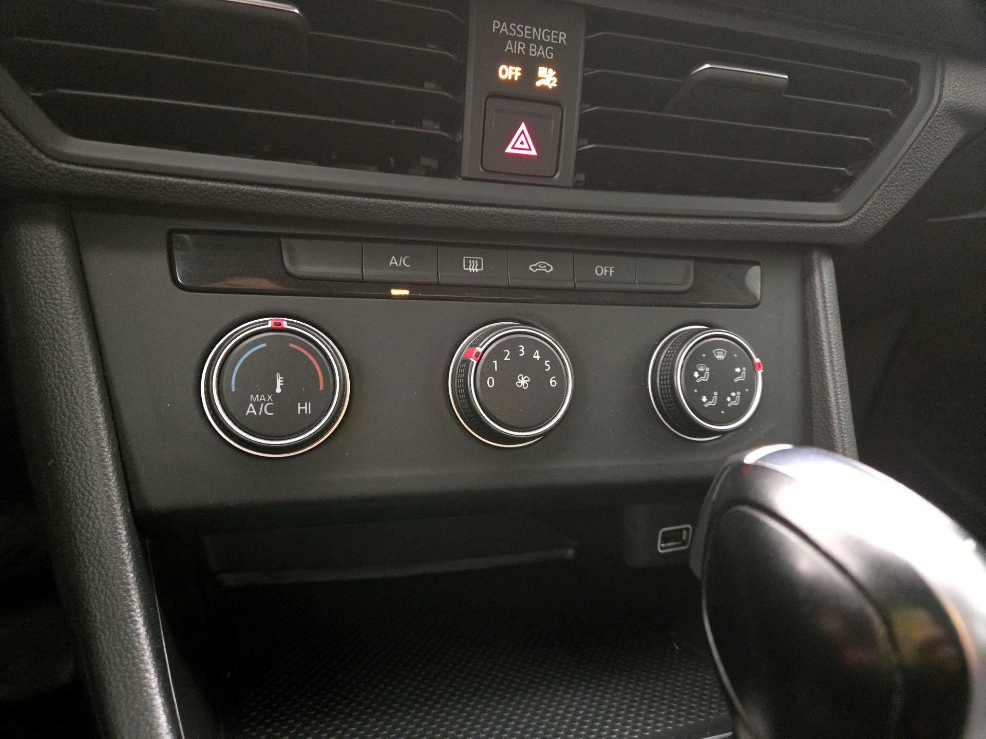 Thumbnail: 2019 Volkswagen Jetta - 16