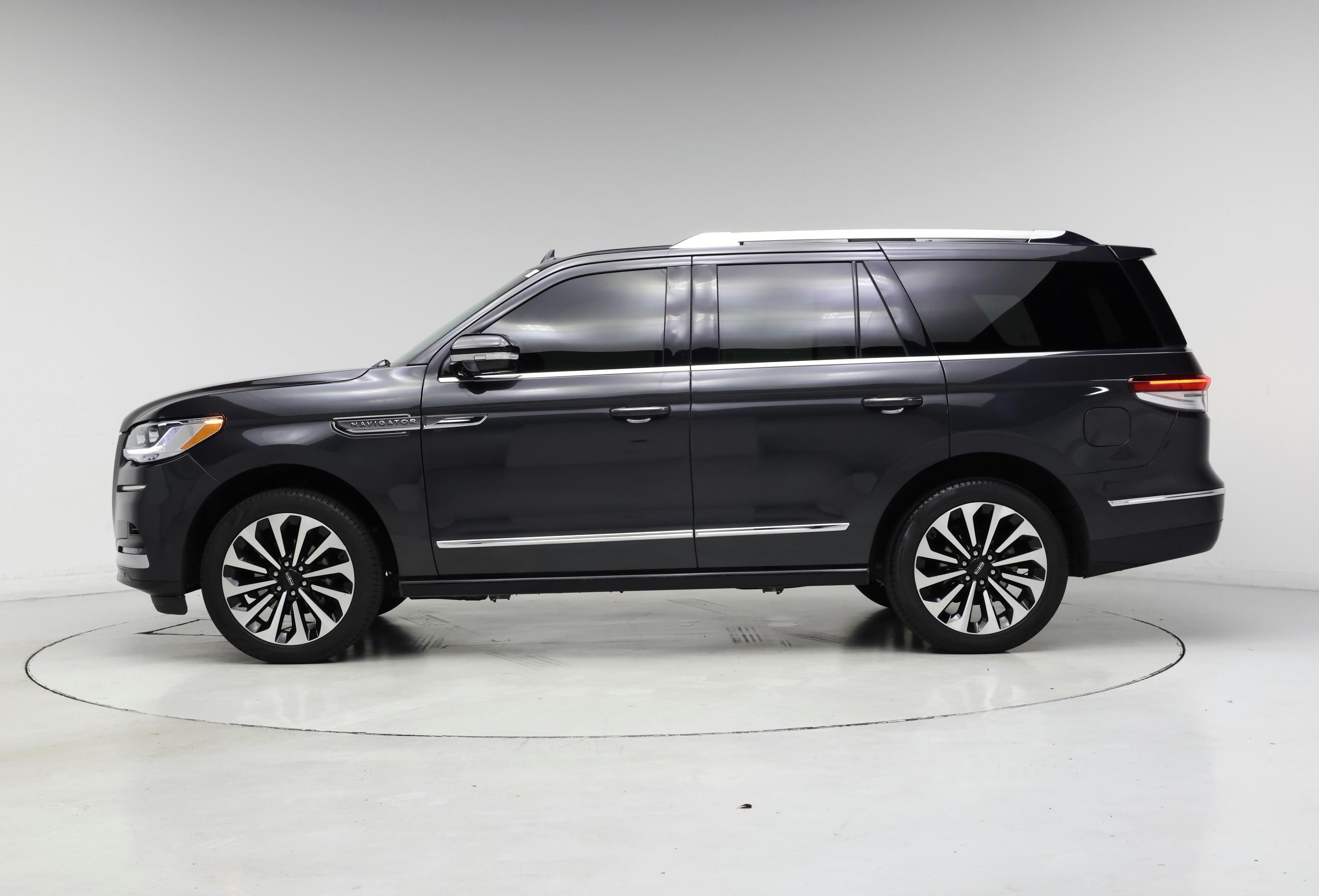 Thumbnail: 2023 Lincoln Navigator - 3
