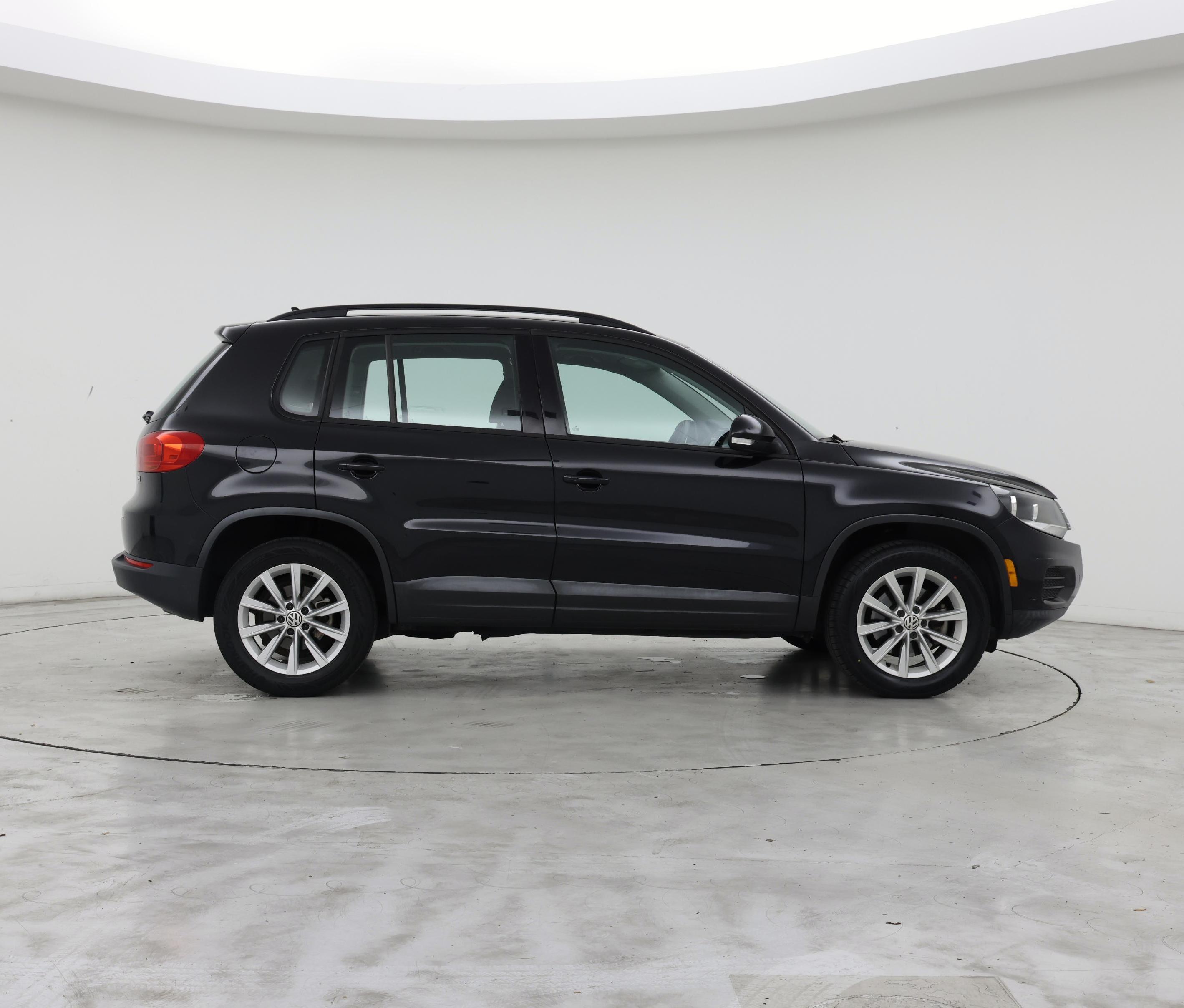 Thumbnail: 2017 Volkswagen Tiguan - 7