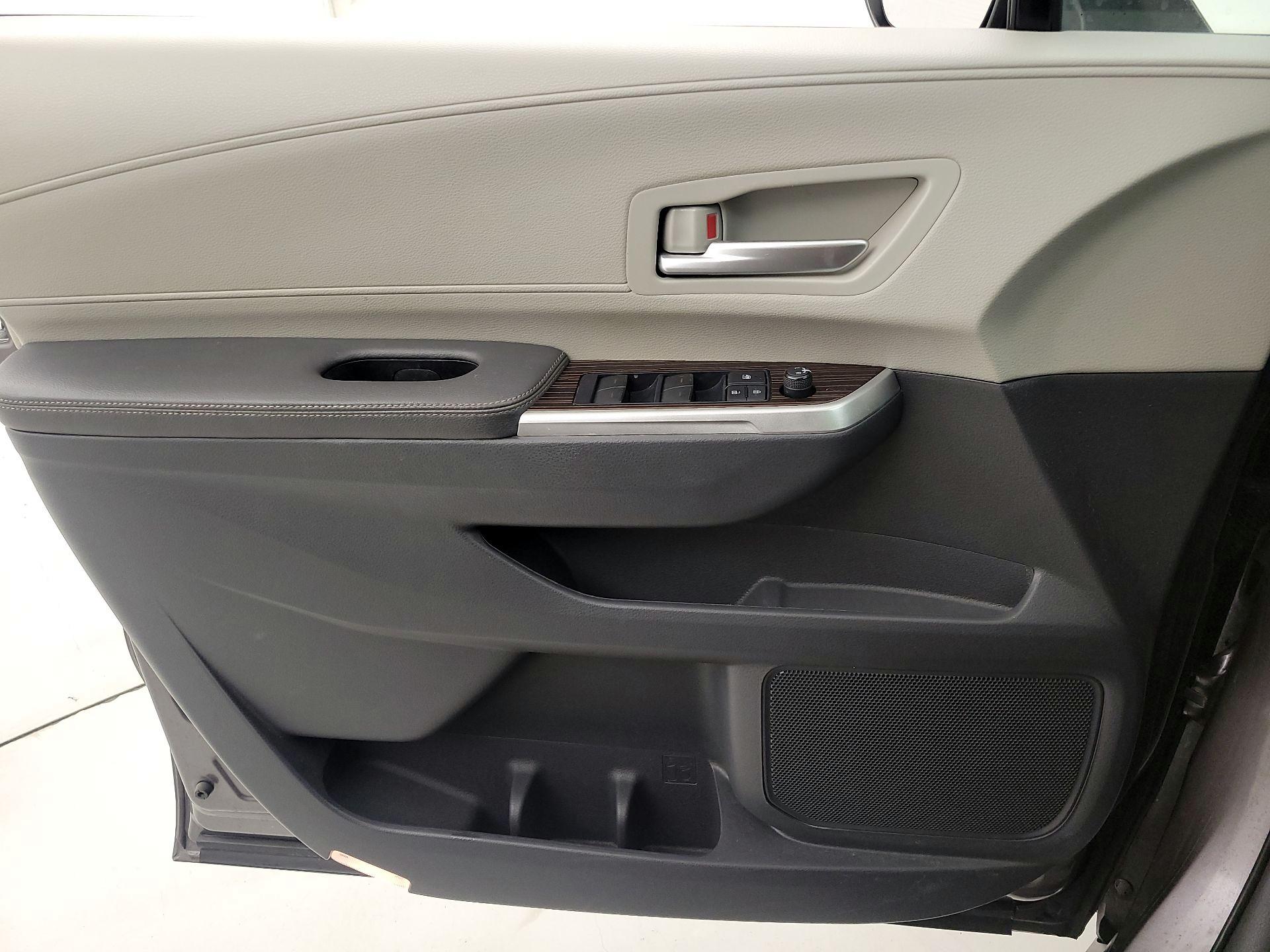 Thumbnail: 2021 Toyota Sienna - 12