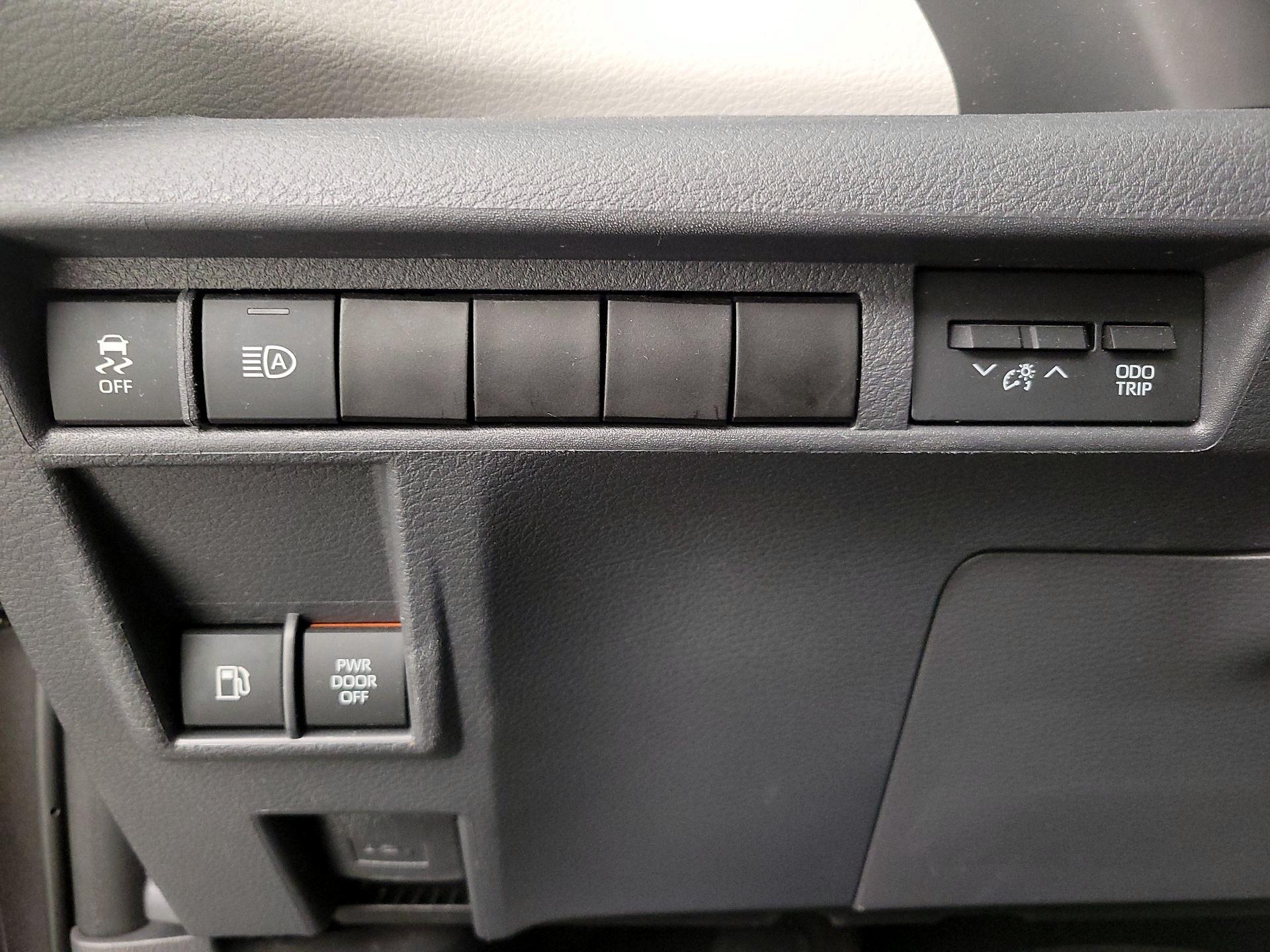 Thumbnail: 2021 Toyota Sienna - 13