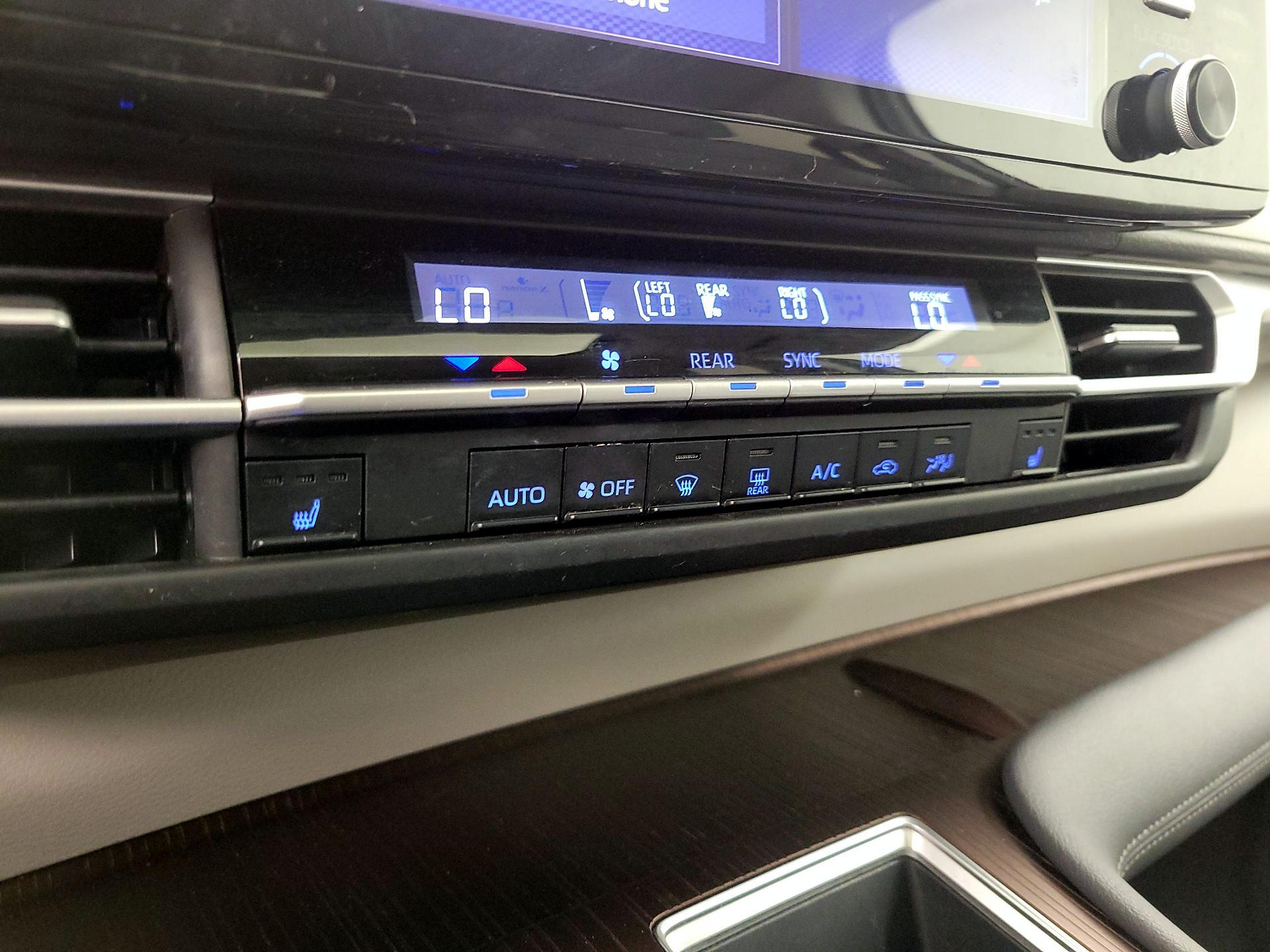 Thumbnail: 2021 Toyota Sienna - 16