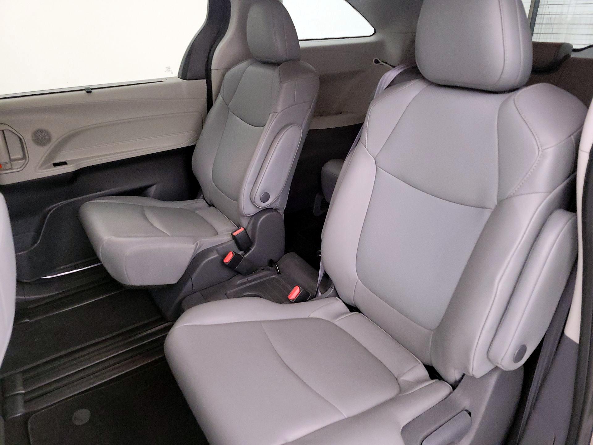 Thumbnail: 2021 Toyota Sienna - 20