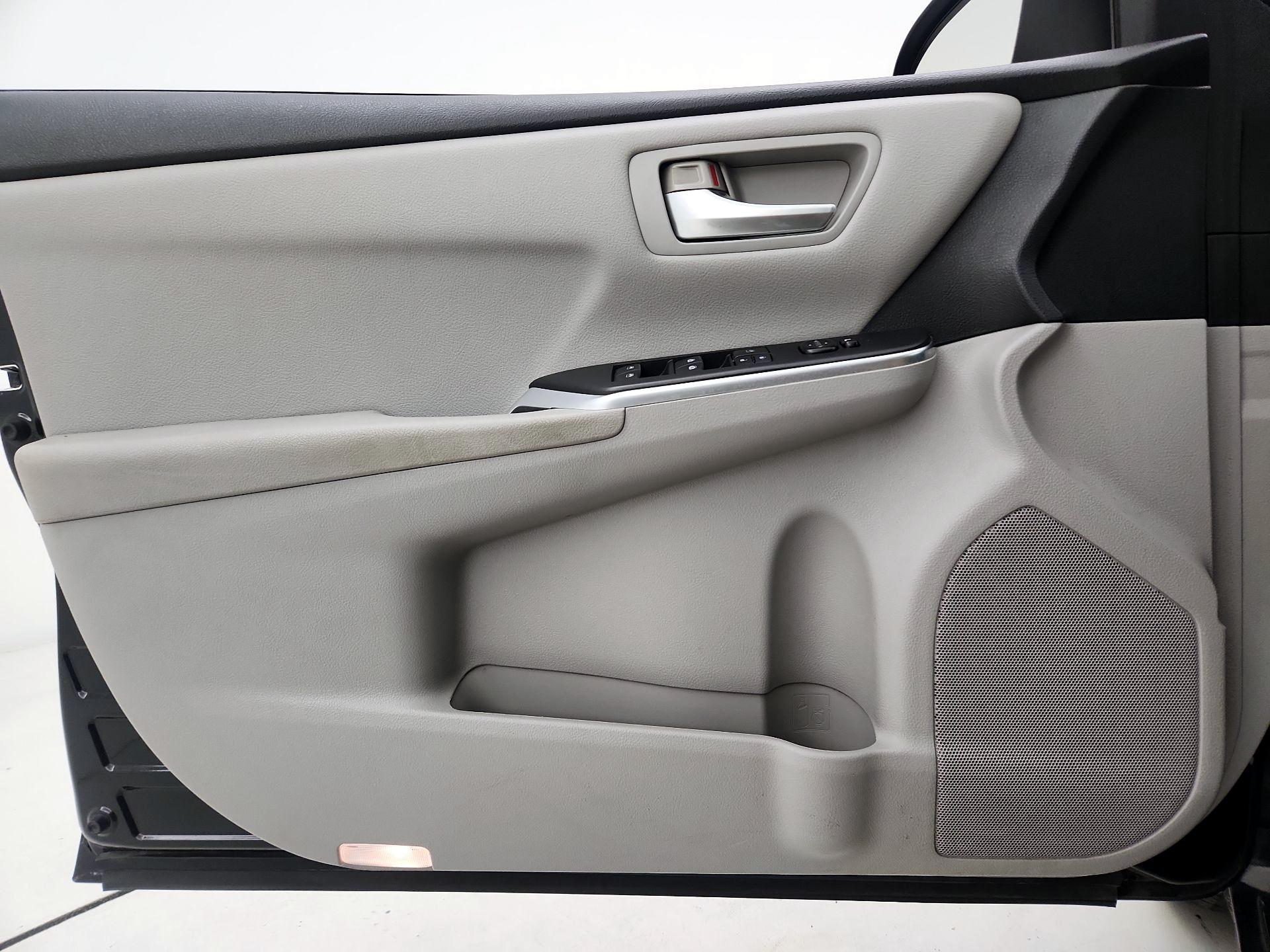 Thumbnail: 2015 Toyota Camry - 12