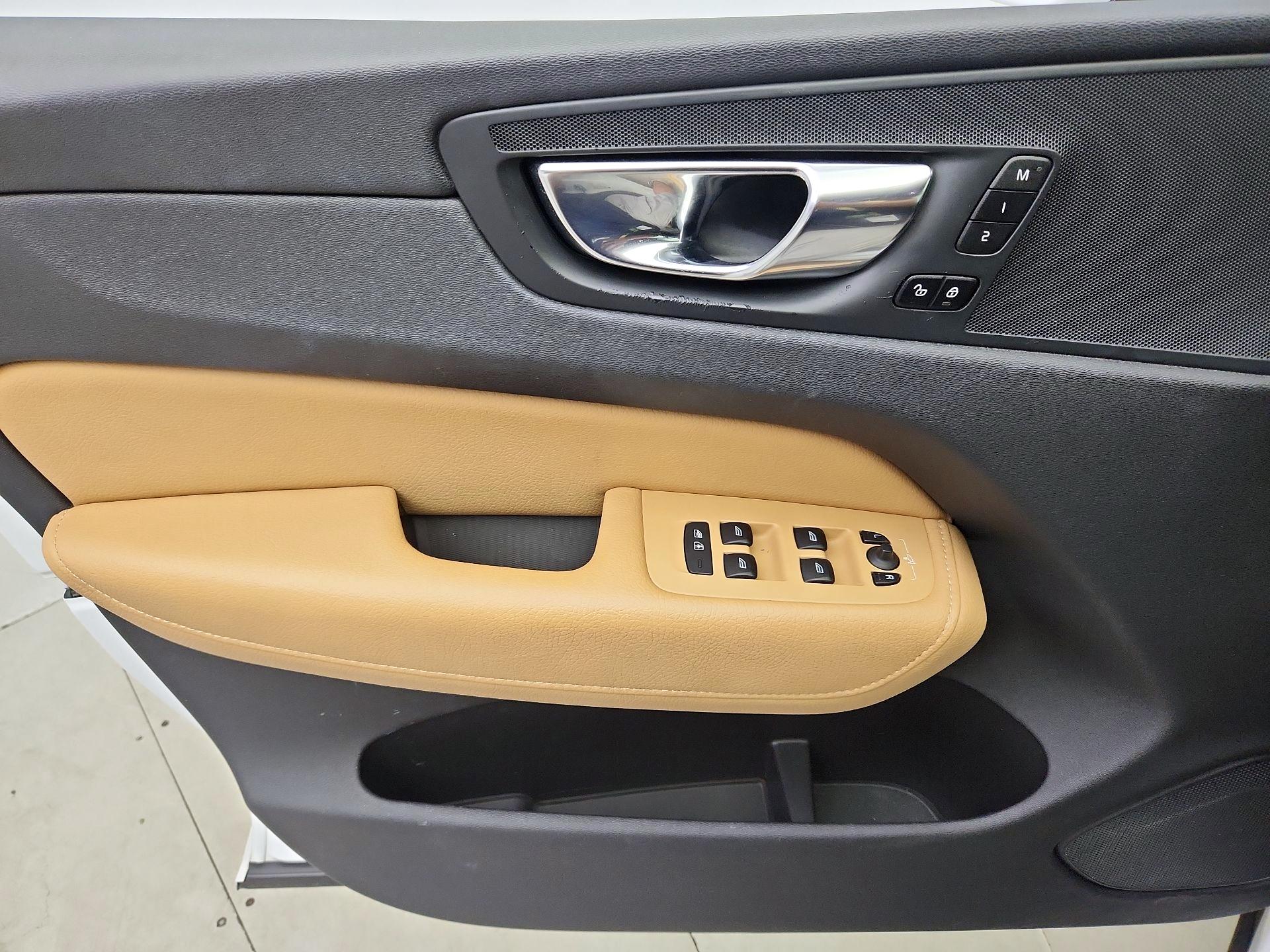 Thumbnail: 2020 Volvo XC60 - 12