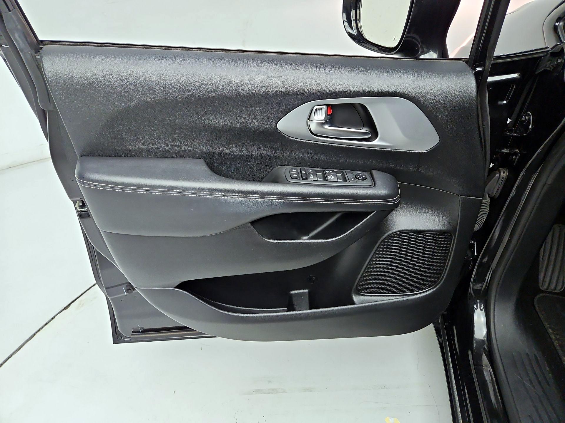 Thumbnail: 2020 Chrysler Pacifica - 12