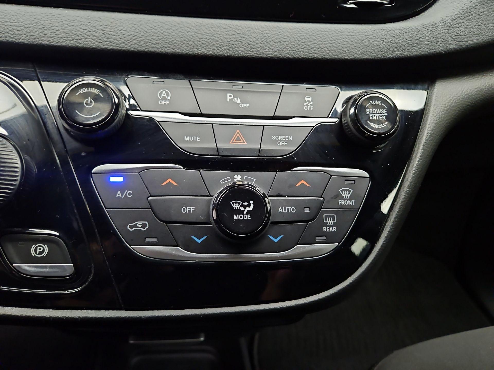 Thumbnail: 2020 Chrysler Pacifica - 16