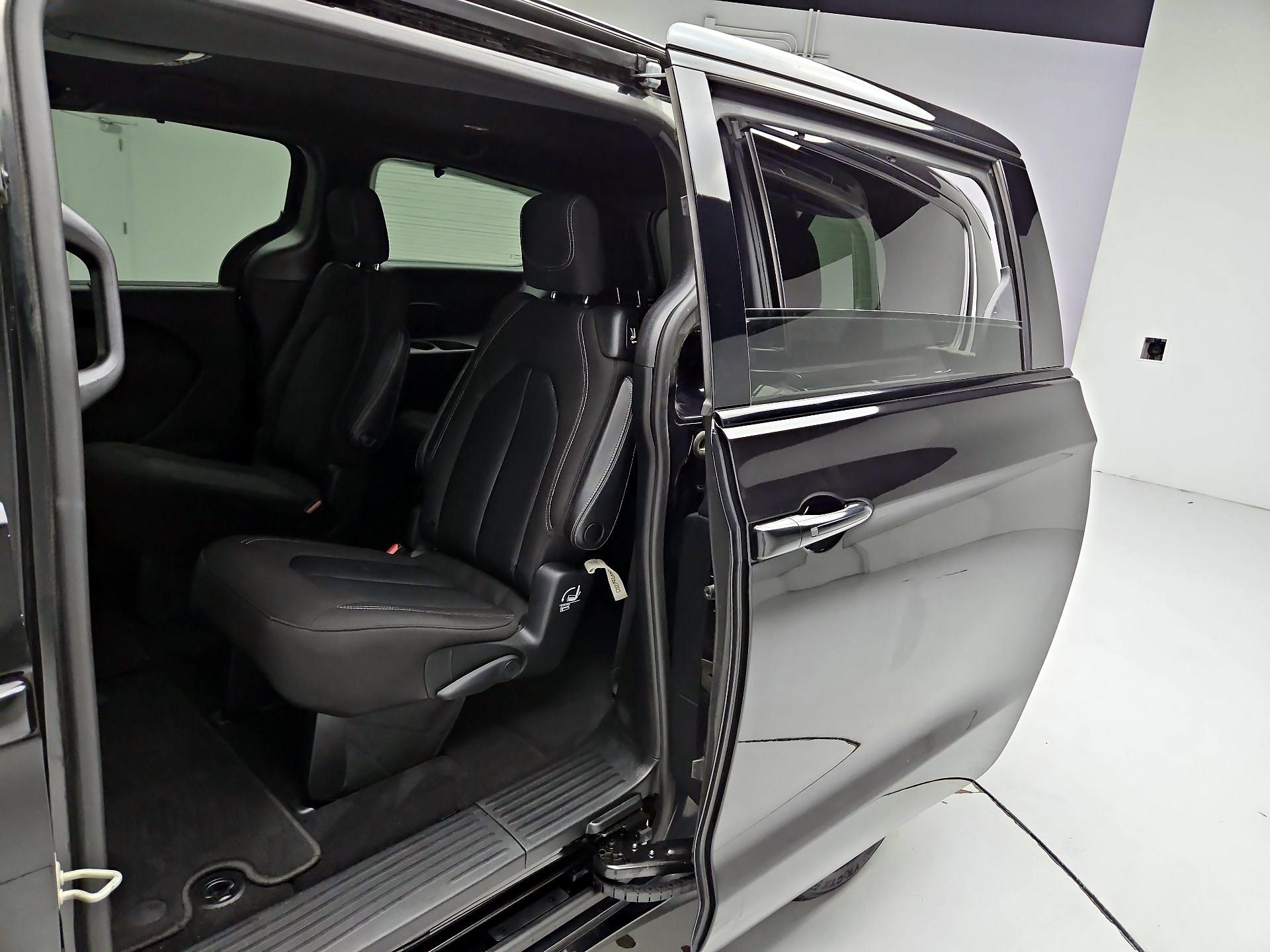 Thumbnail: 2020 Chrysler Pacifica - 19