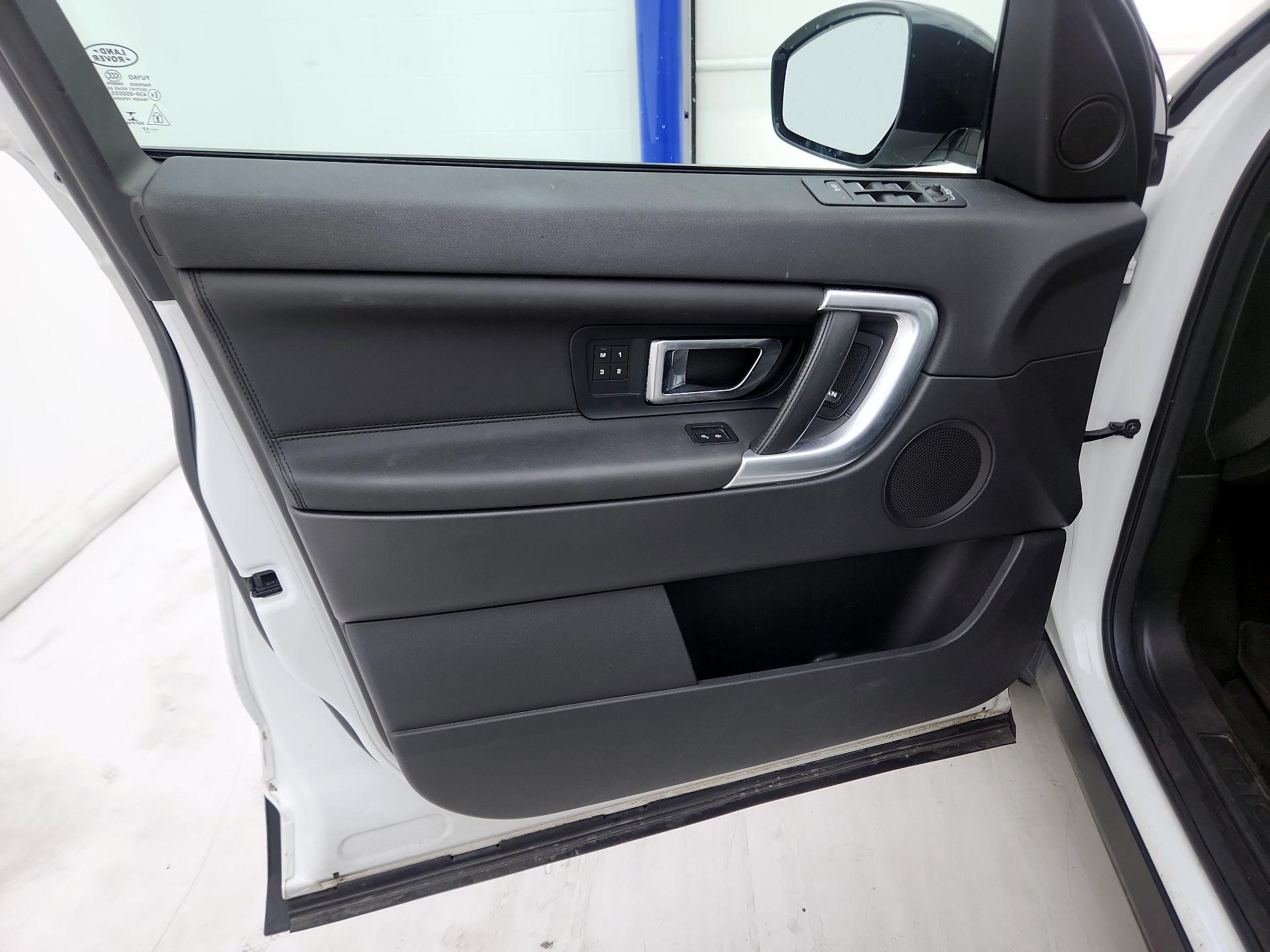 Thumbnail: 2017 Land Rover Discovery Sport - 12