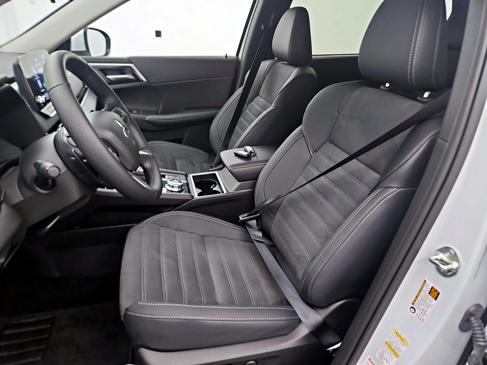 Thumbnail: 2024 Mitsubishi Outlander - 11