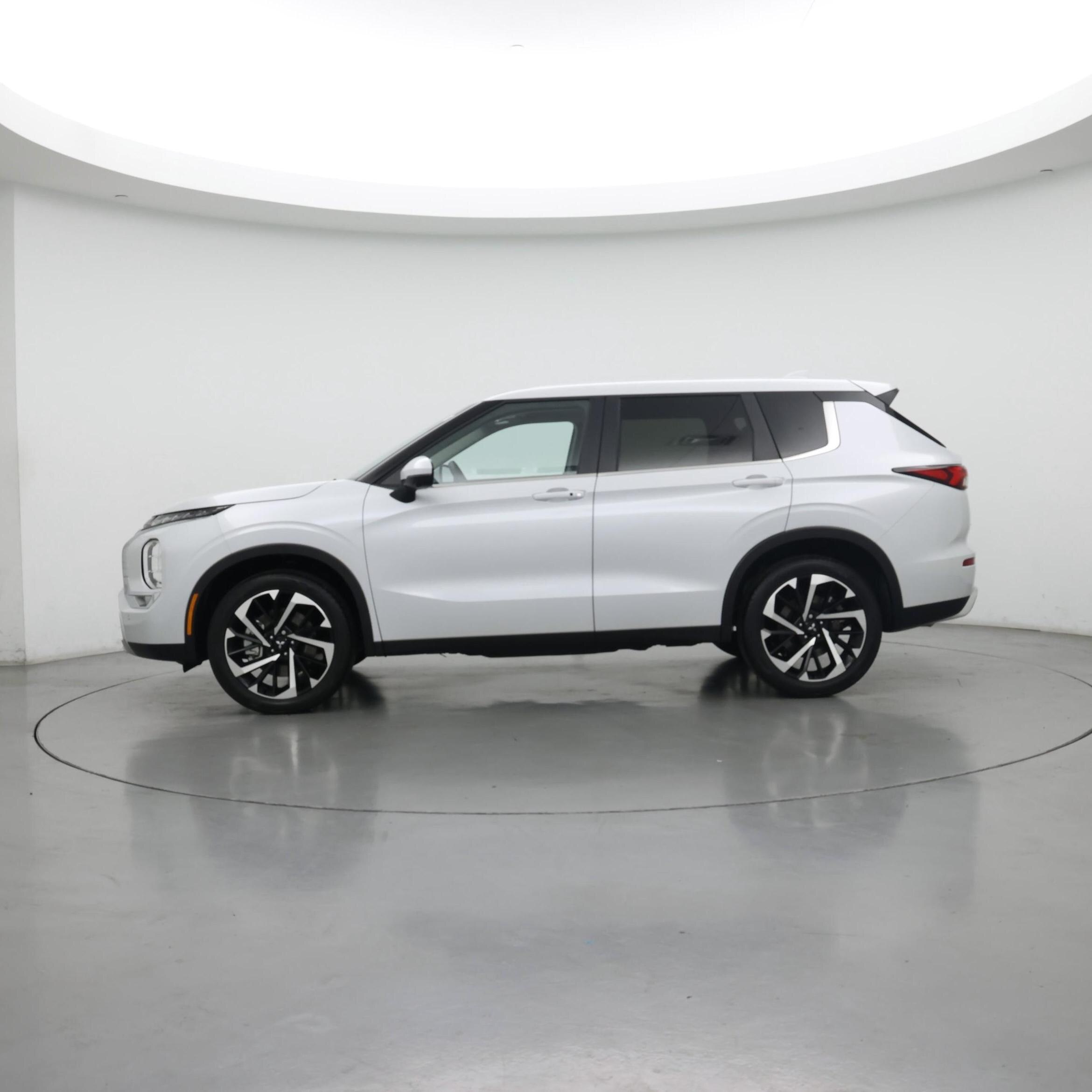 Thumbnail: 2024 Mitsubishi Outlander - 3