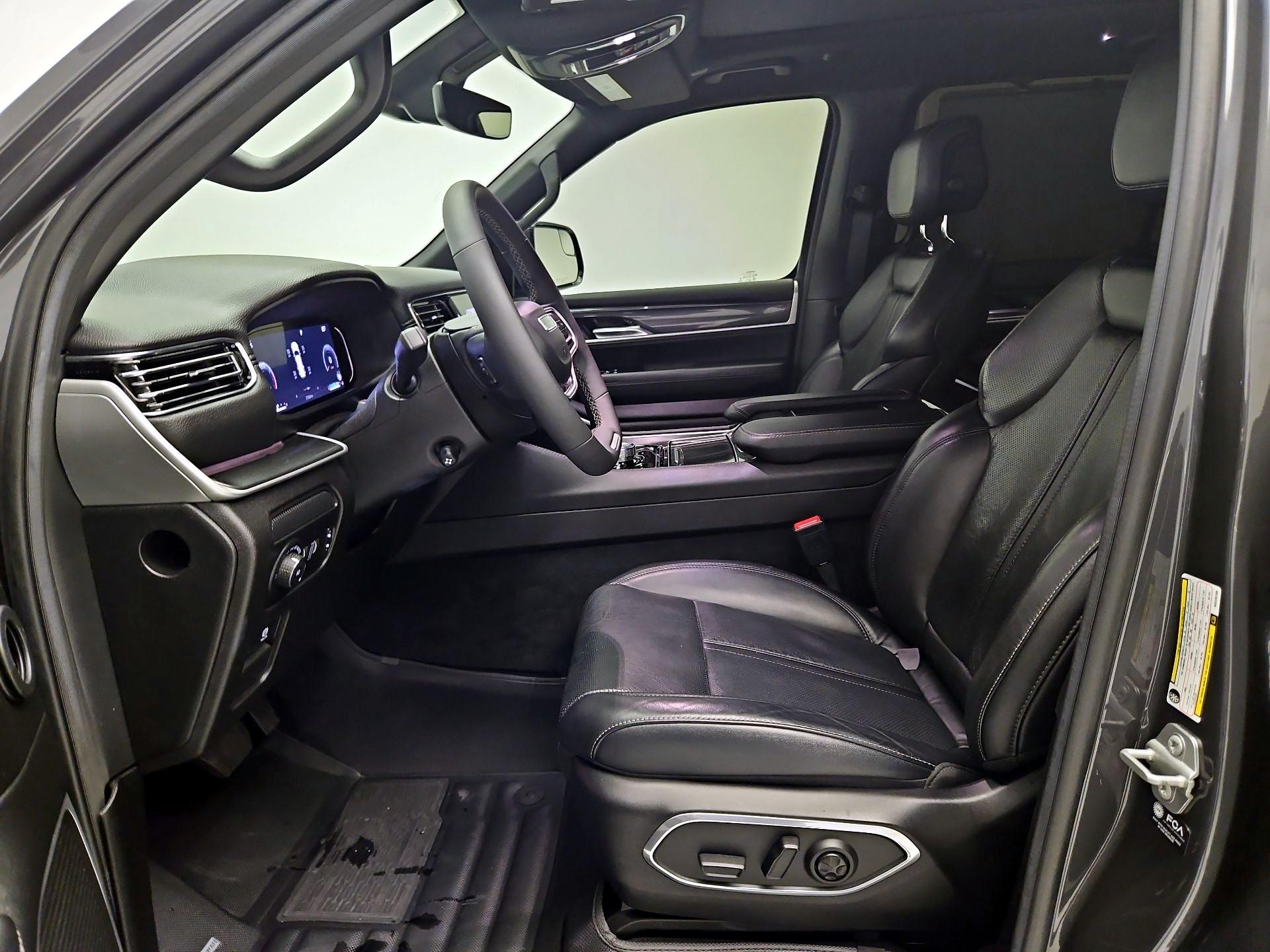 Thumbnail: 2022 Jeep Wagoneer - 11