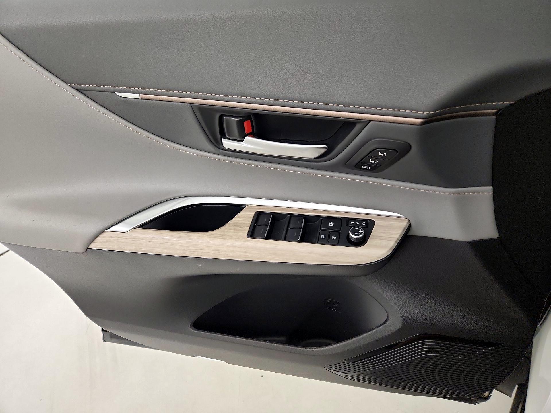 Thumbnail: 2022 Toyota Venza - 12