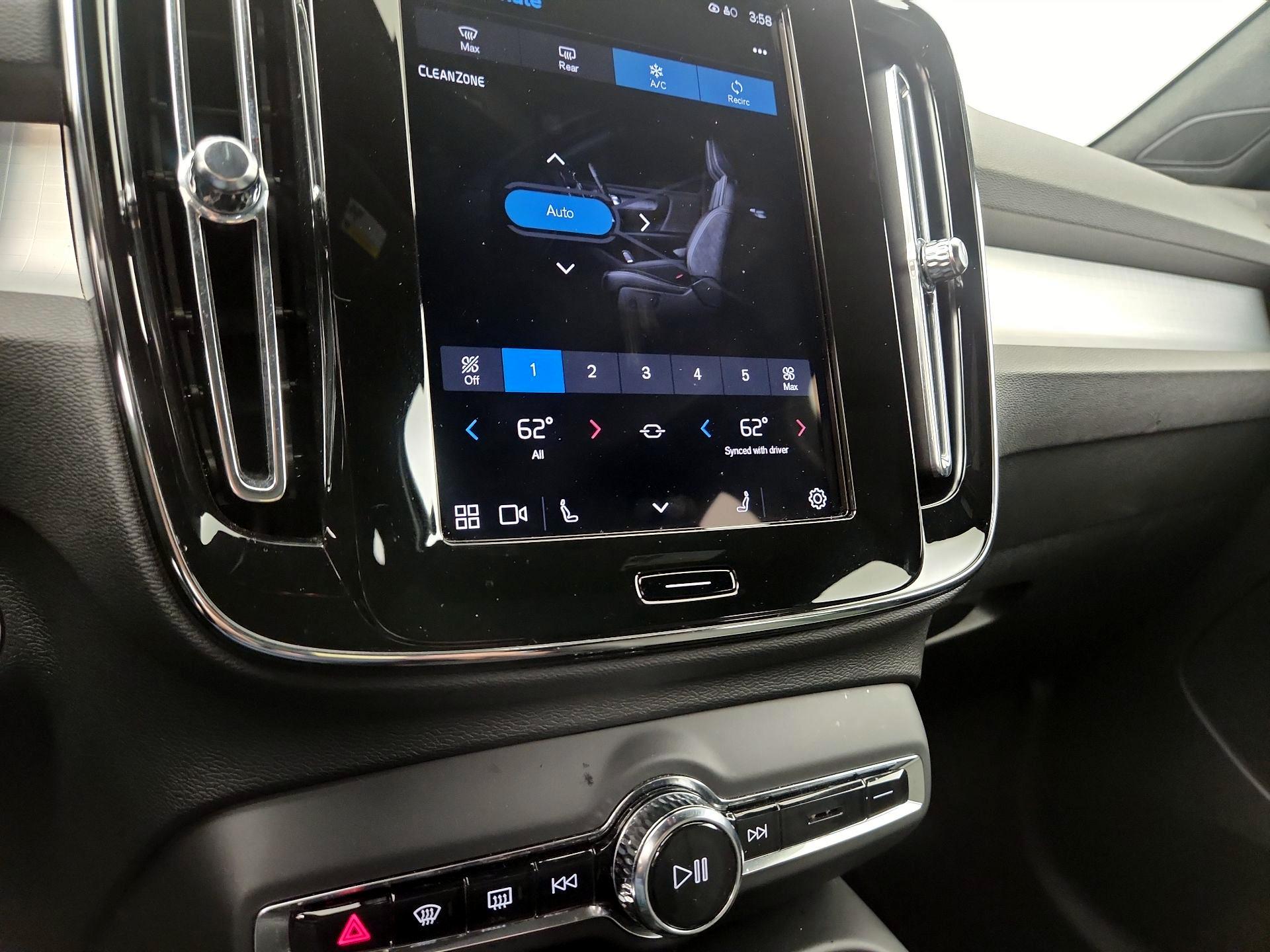 Thumbnail: 2025 Volvo XC40 - 14