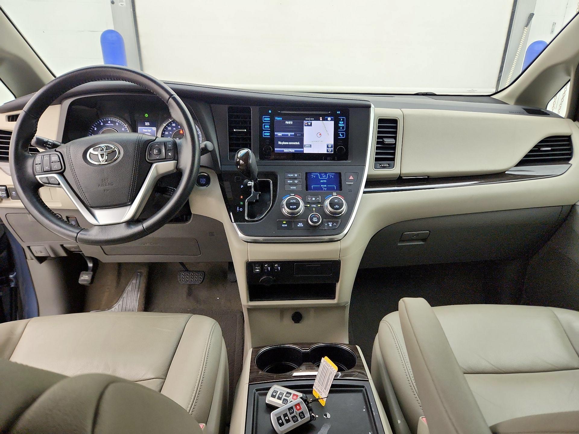 Thumbnail: 2016 Toyota Sienna - 9