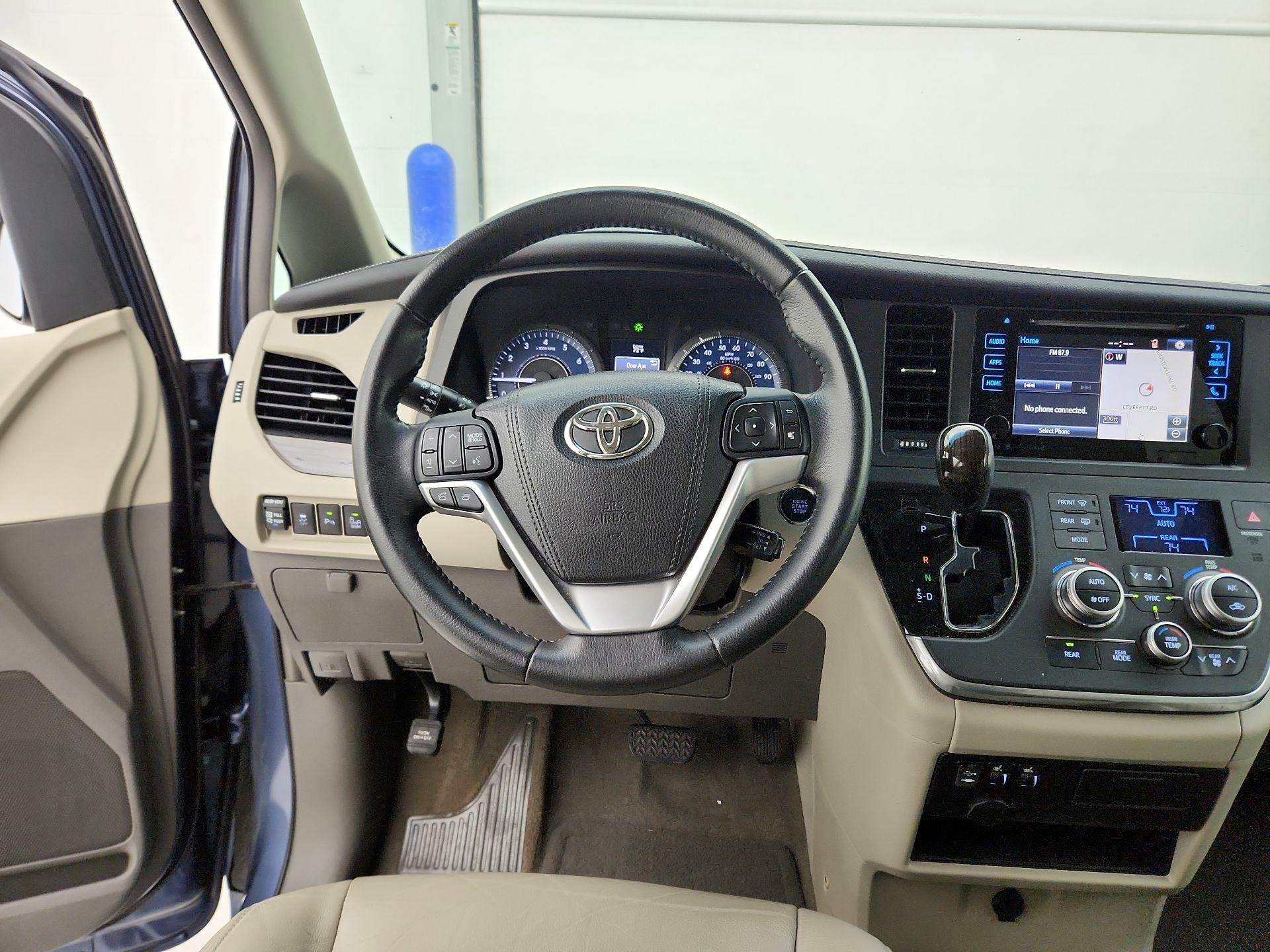 Thumbnail: 2016 Toyota Sienna - 10