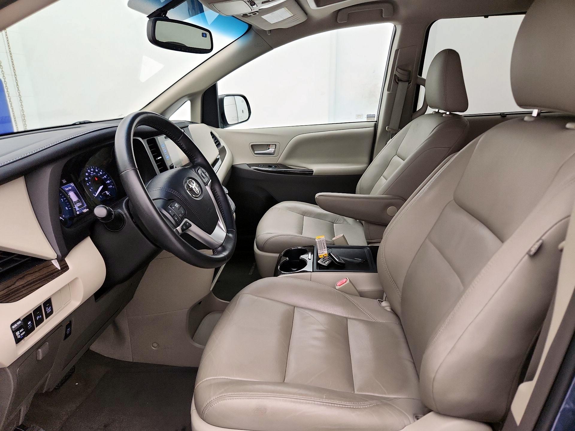 Thumbnail: 2016 Toyota Sienna - 11