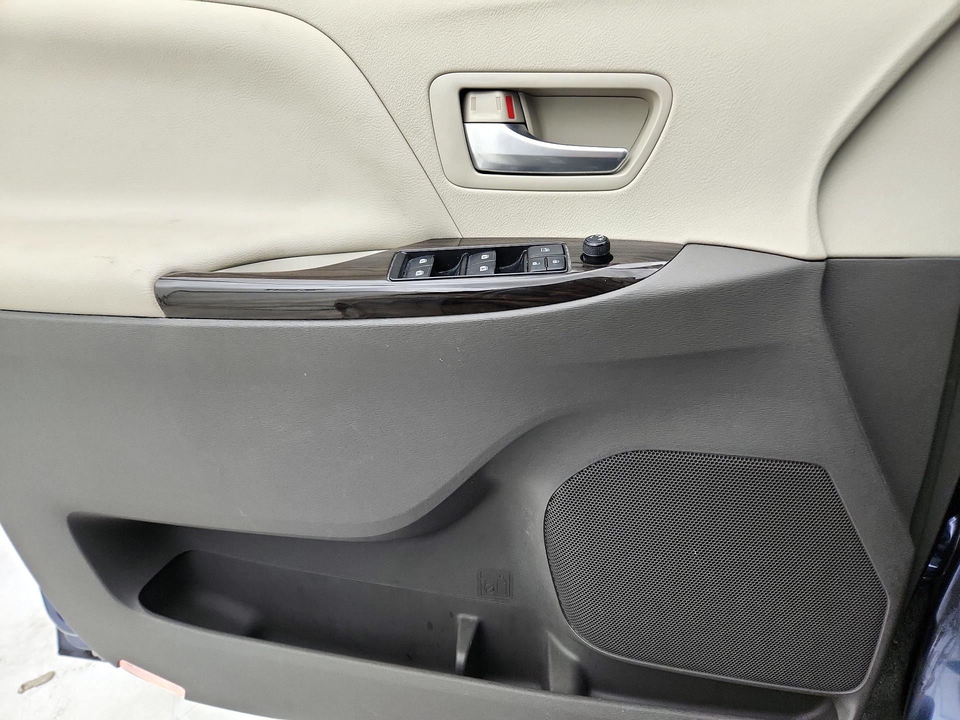 Thumbnail: 2016 Toyota Sienna - 12