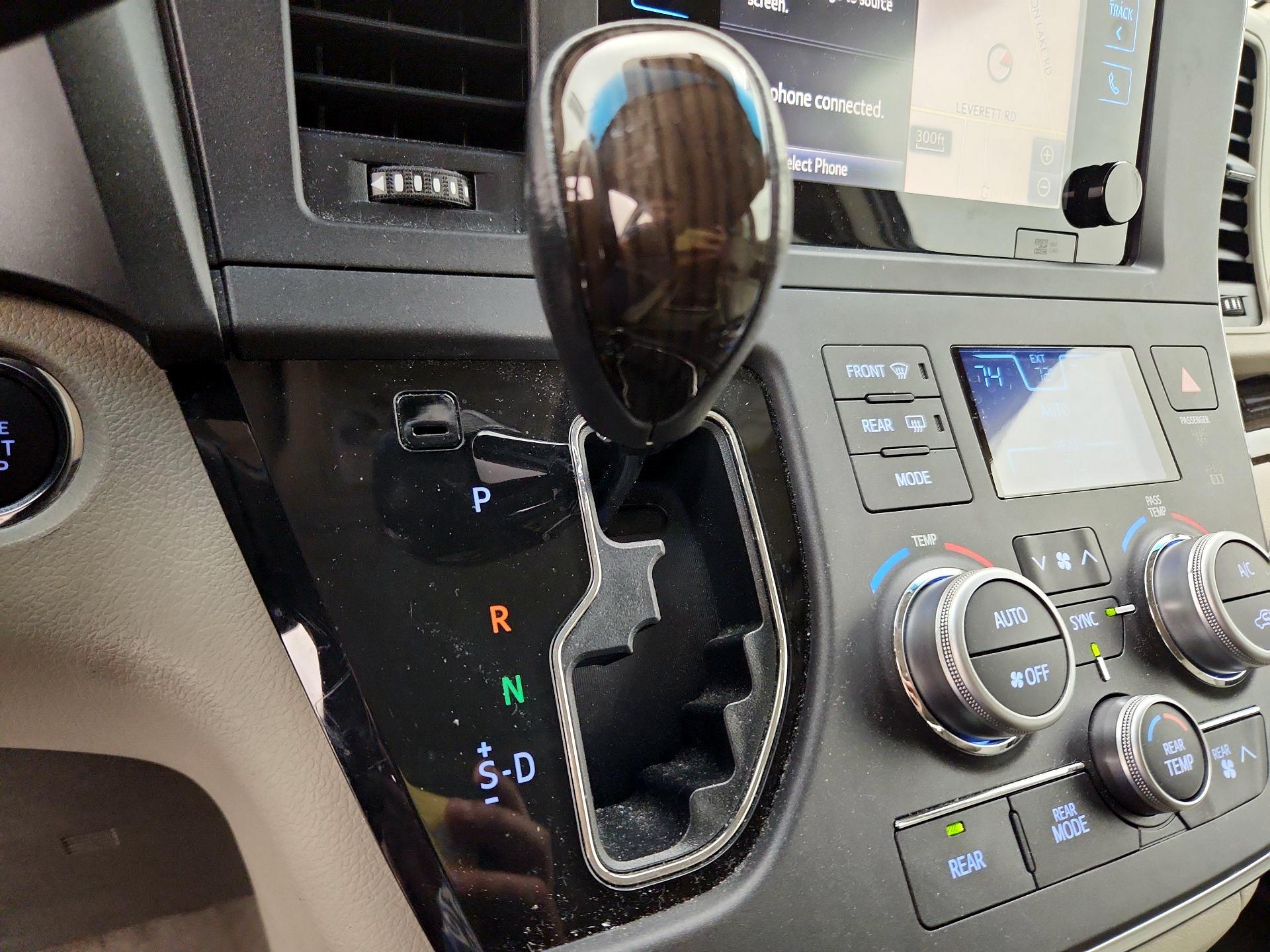Thumbnail: 2016 Toyota Sienna - 18