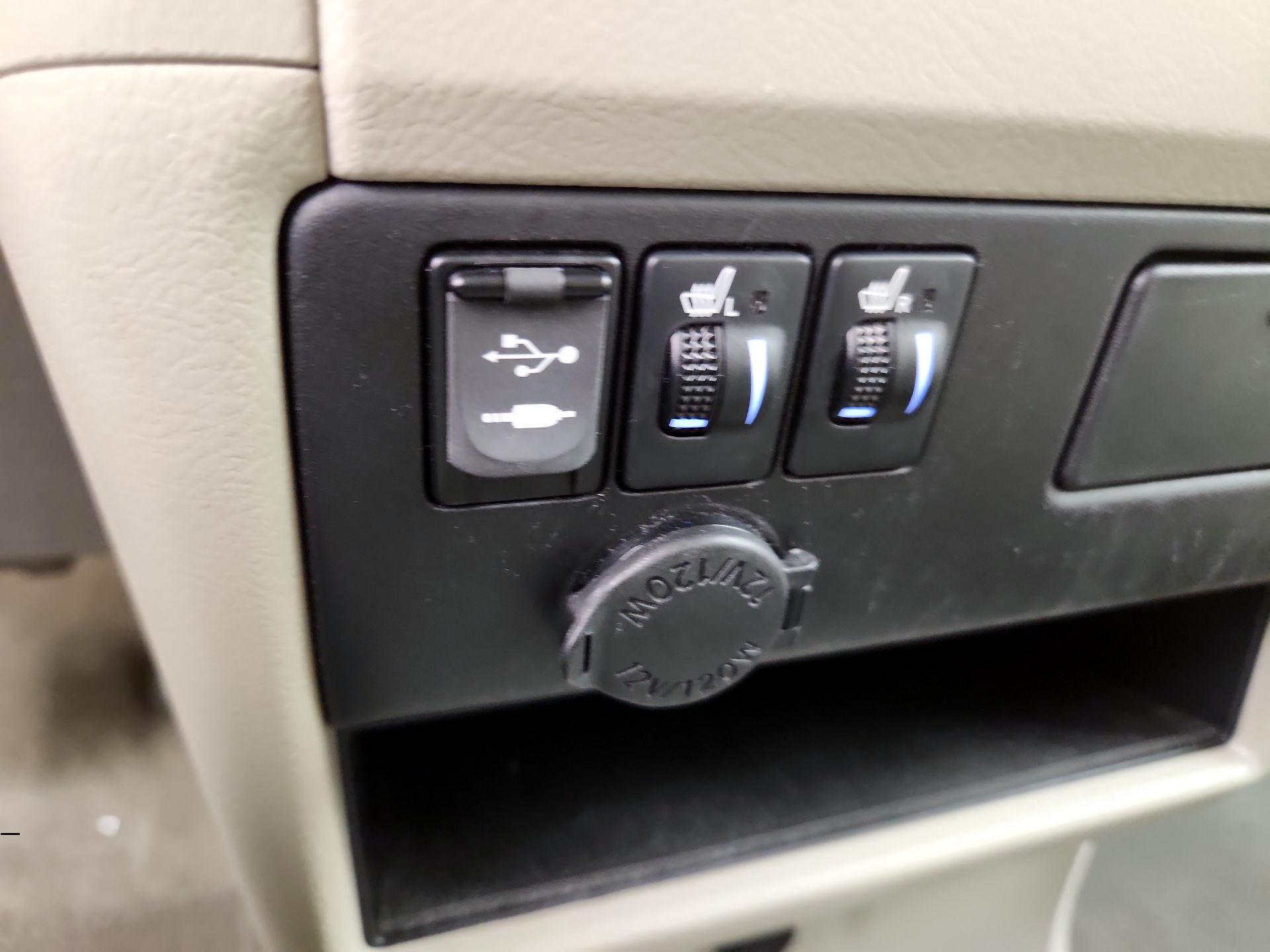Thumbnail: 2016 Toyota Sienna - 19