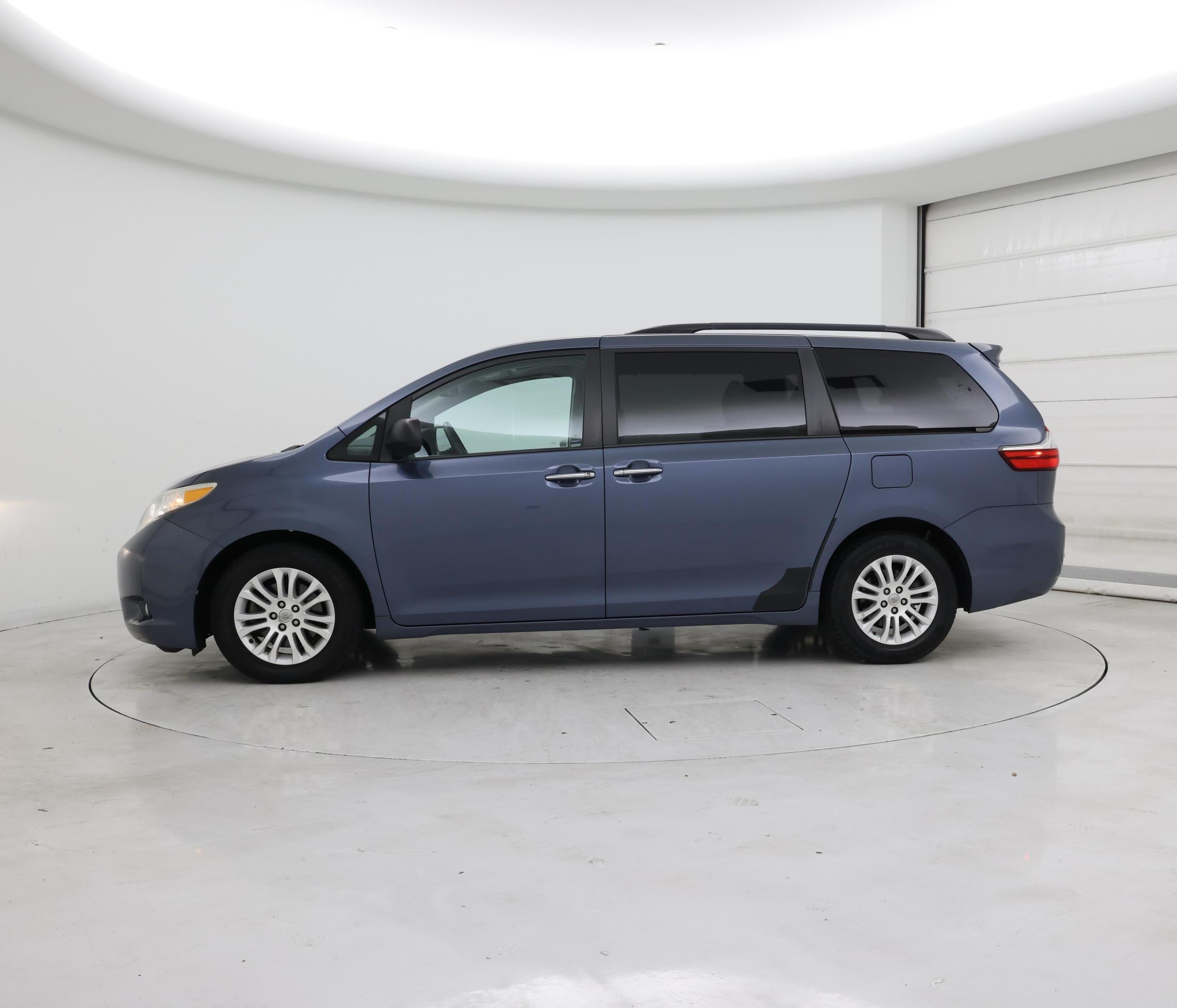 Thumbnail: 2016 Toyota Sienna - 3