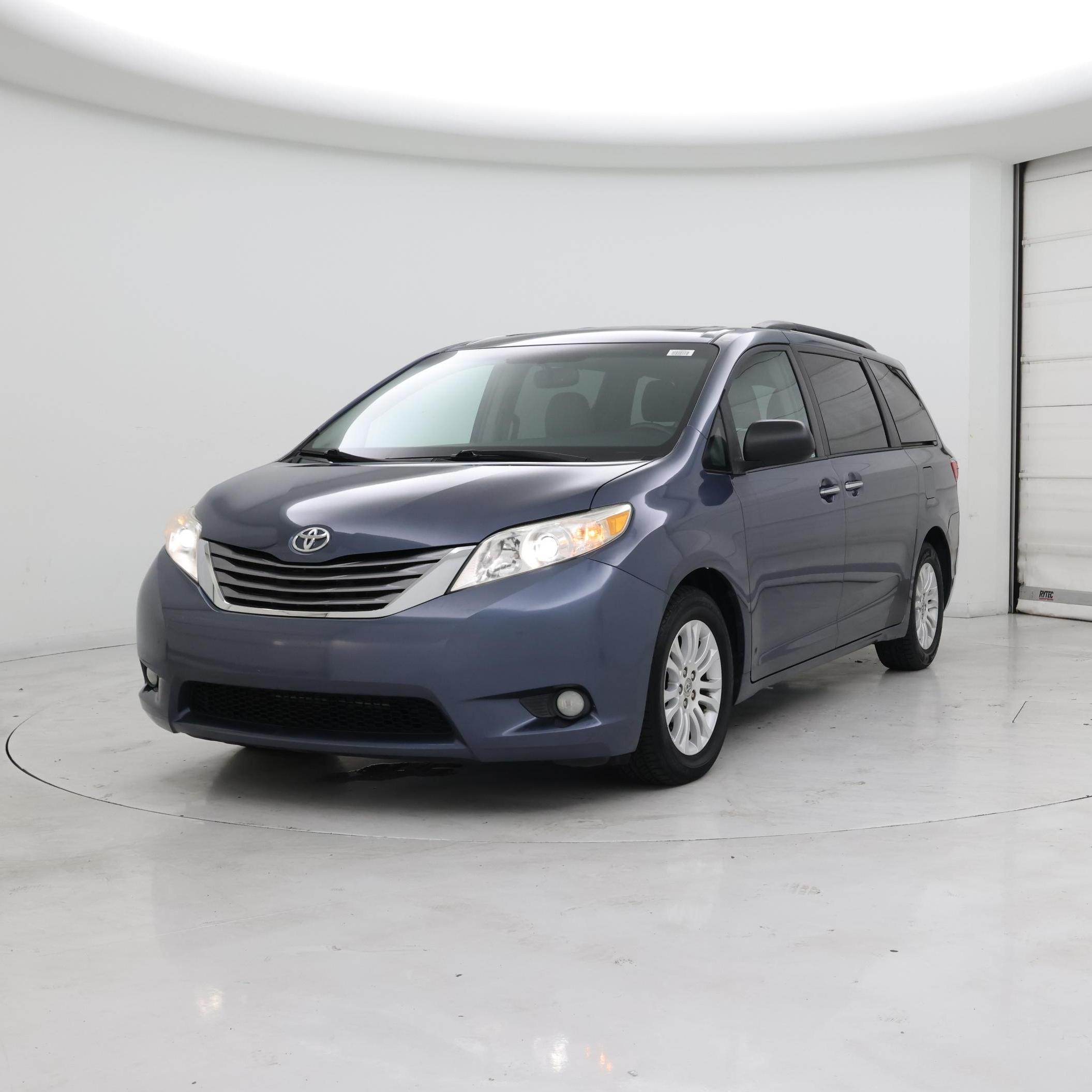 Thumbnail: 2016 Toyota Sienna - 4