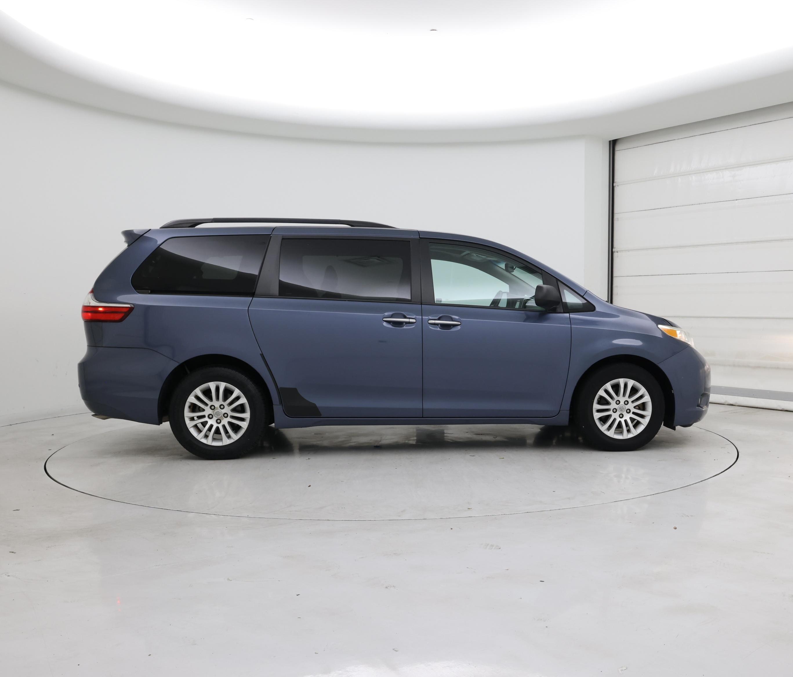 Thumbnail: 2016 Toyota Sienna - 7