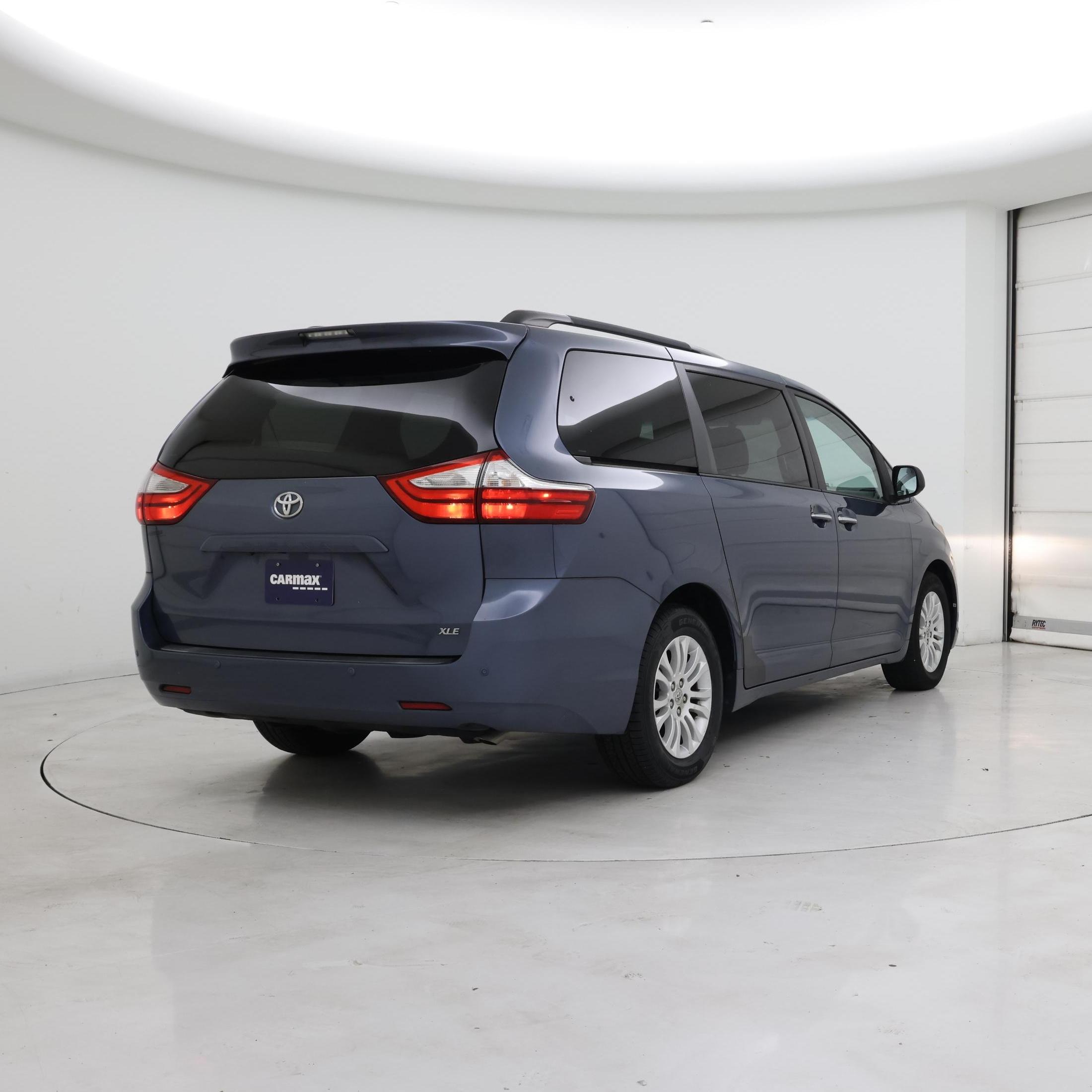 Thumbnail: 2016 Toyota Sienna - 8