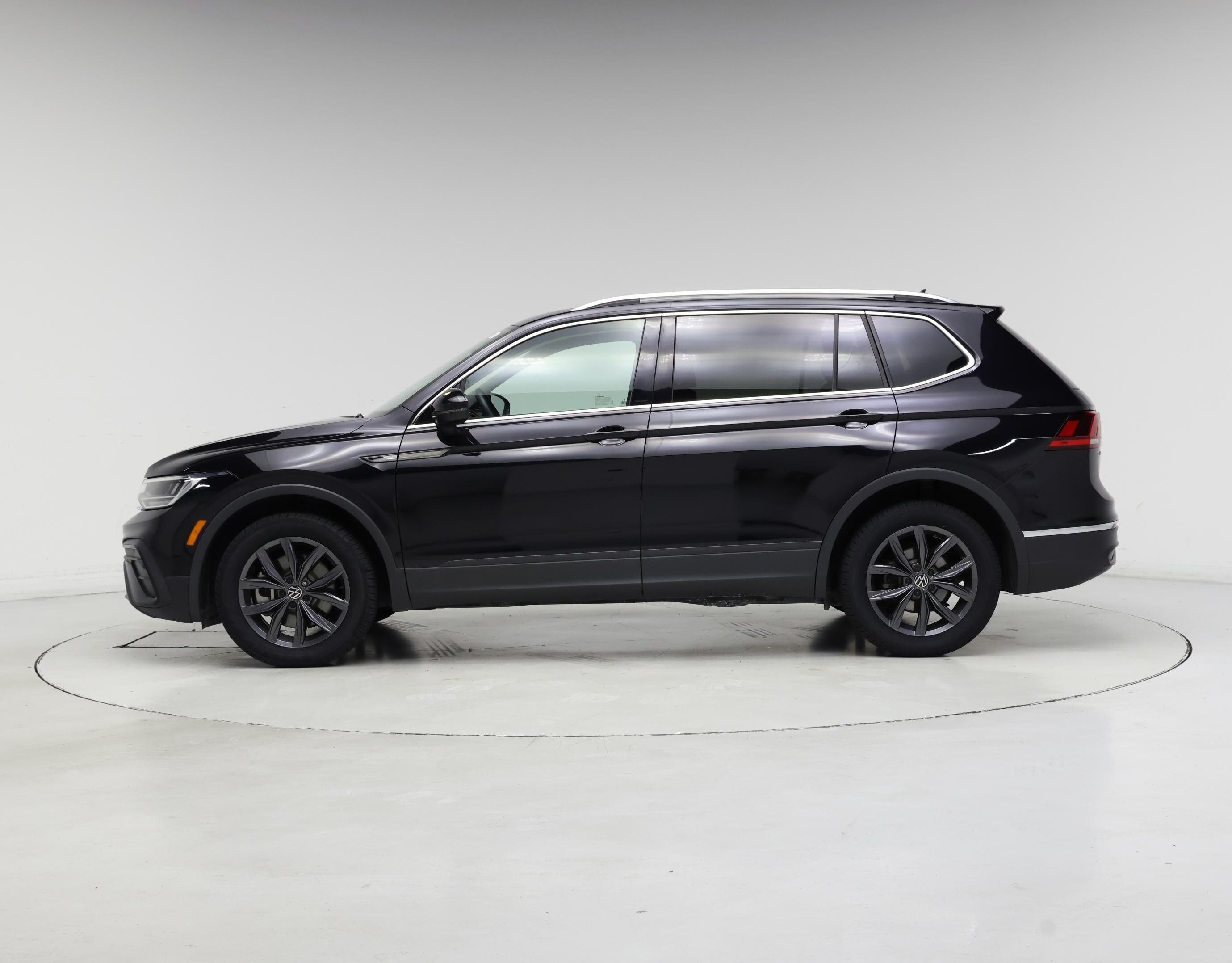 Thumbnail: 2022 Volkswagen Tiguan - 3