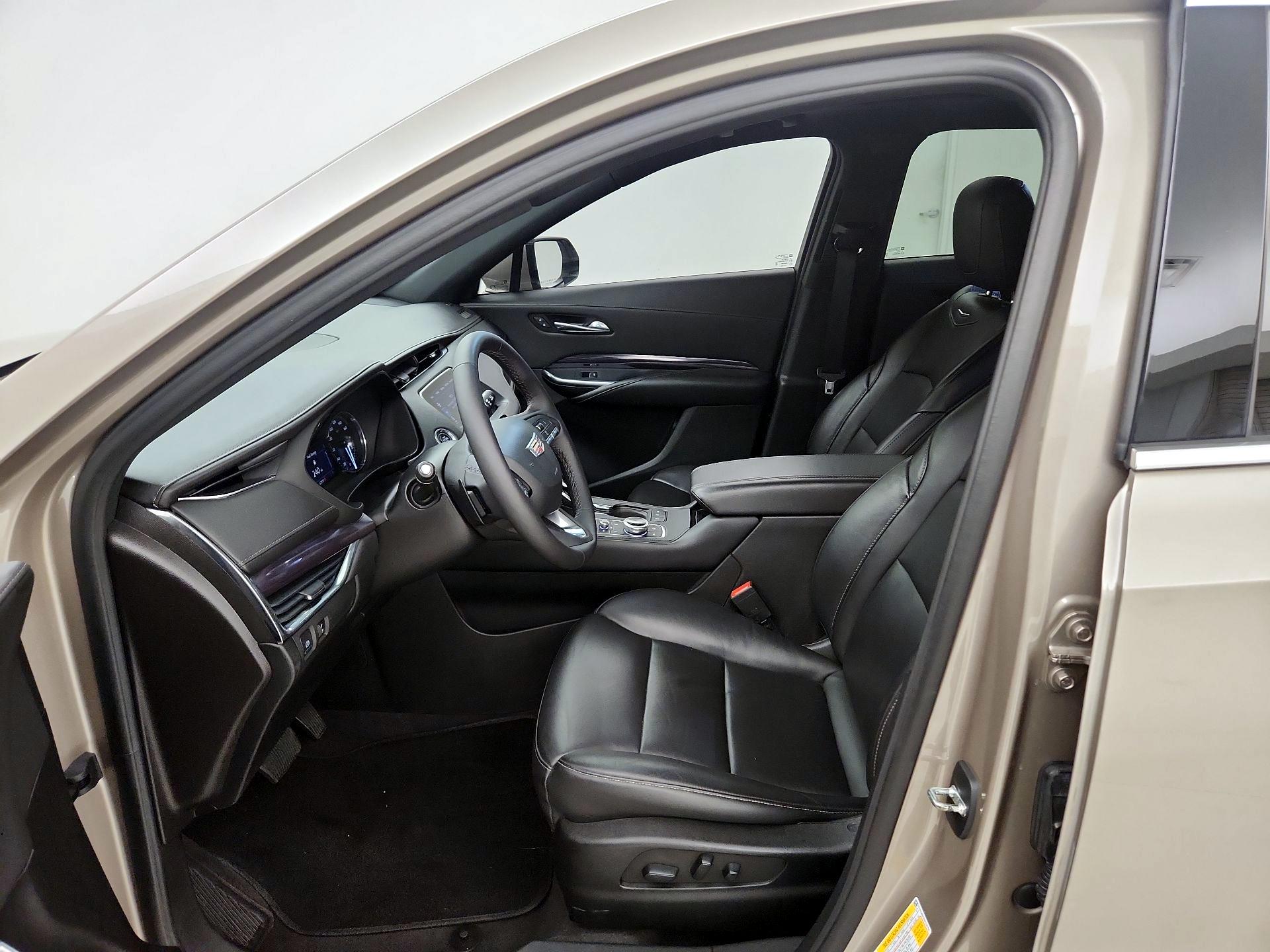 Thumbnail: 2022 Cadillac XT4 - 11
