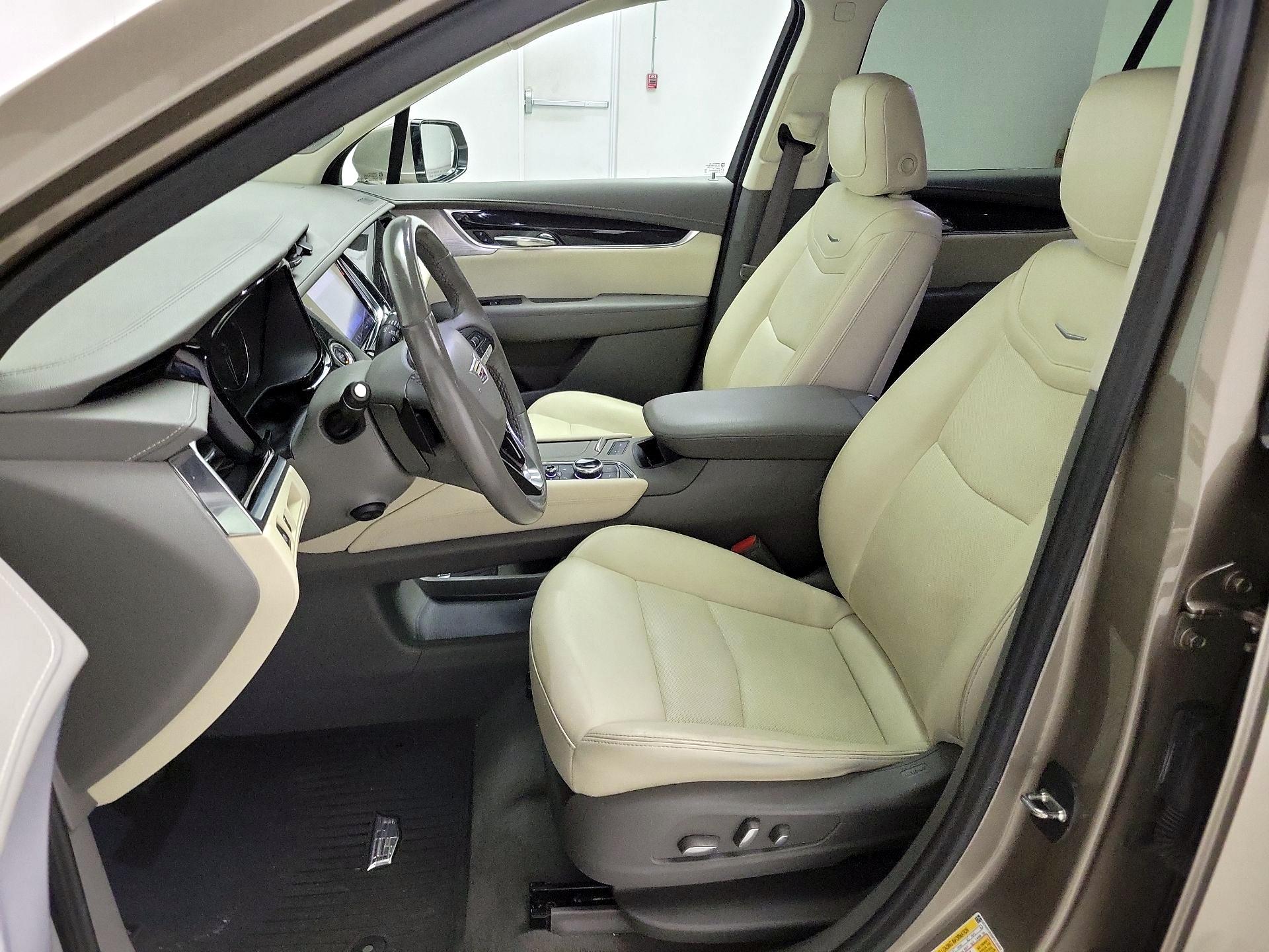 Thumbnail: 2023 Cadillac XT6 - 11