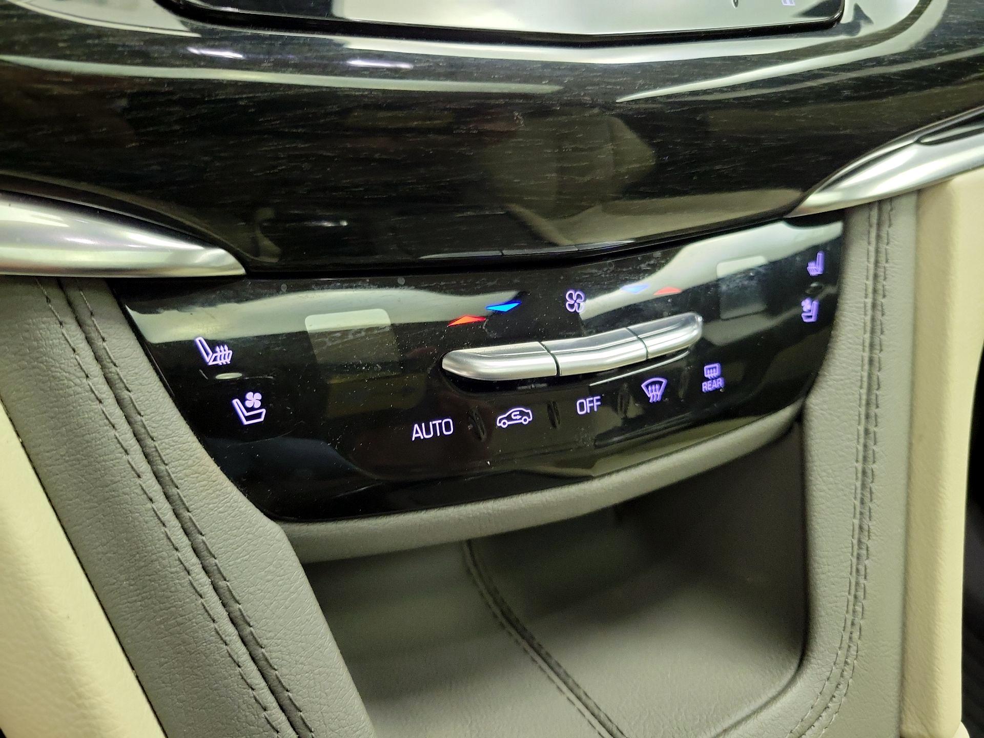 Thumbnail: 2023 Cadillac XT6 - 17