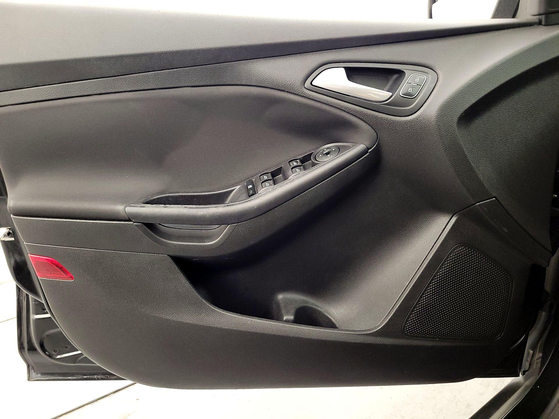 Thumbnail: 2015 Ford Focus - 12