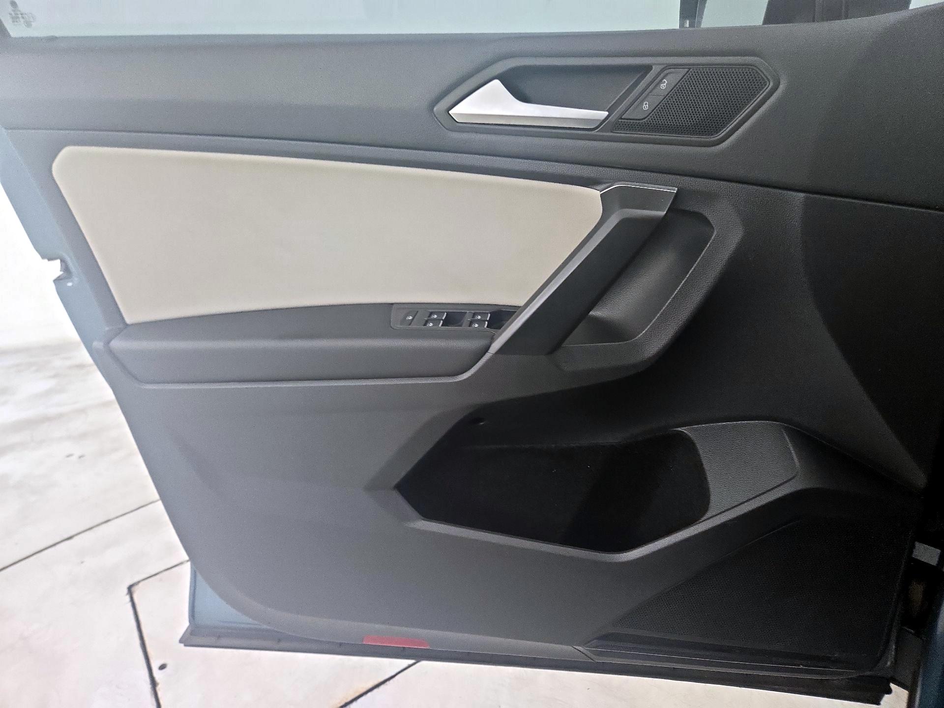 Thumbnail: 2021 Volkswagen Tiguan - 12