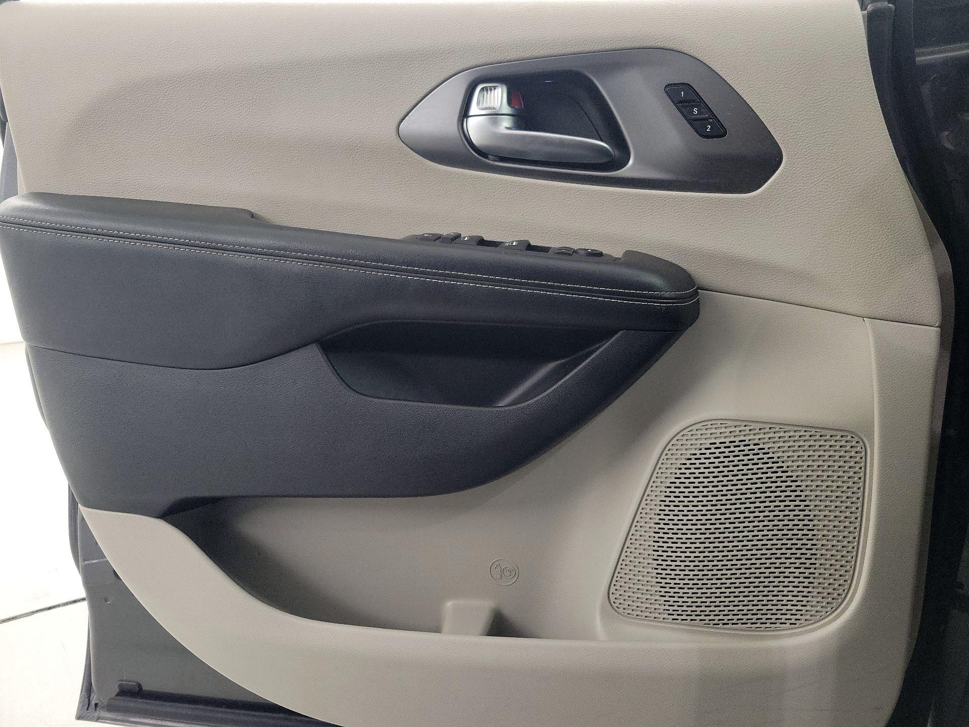 Thumbnail: 2022 Chrysler Pacifica - 12