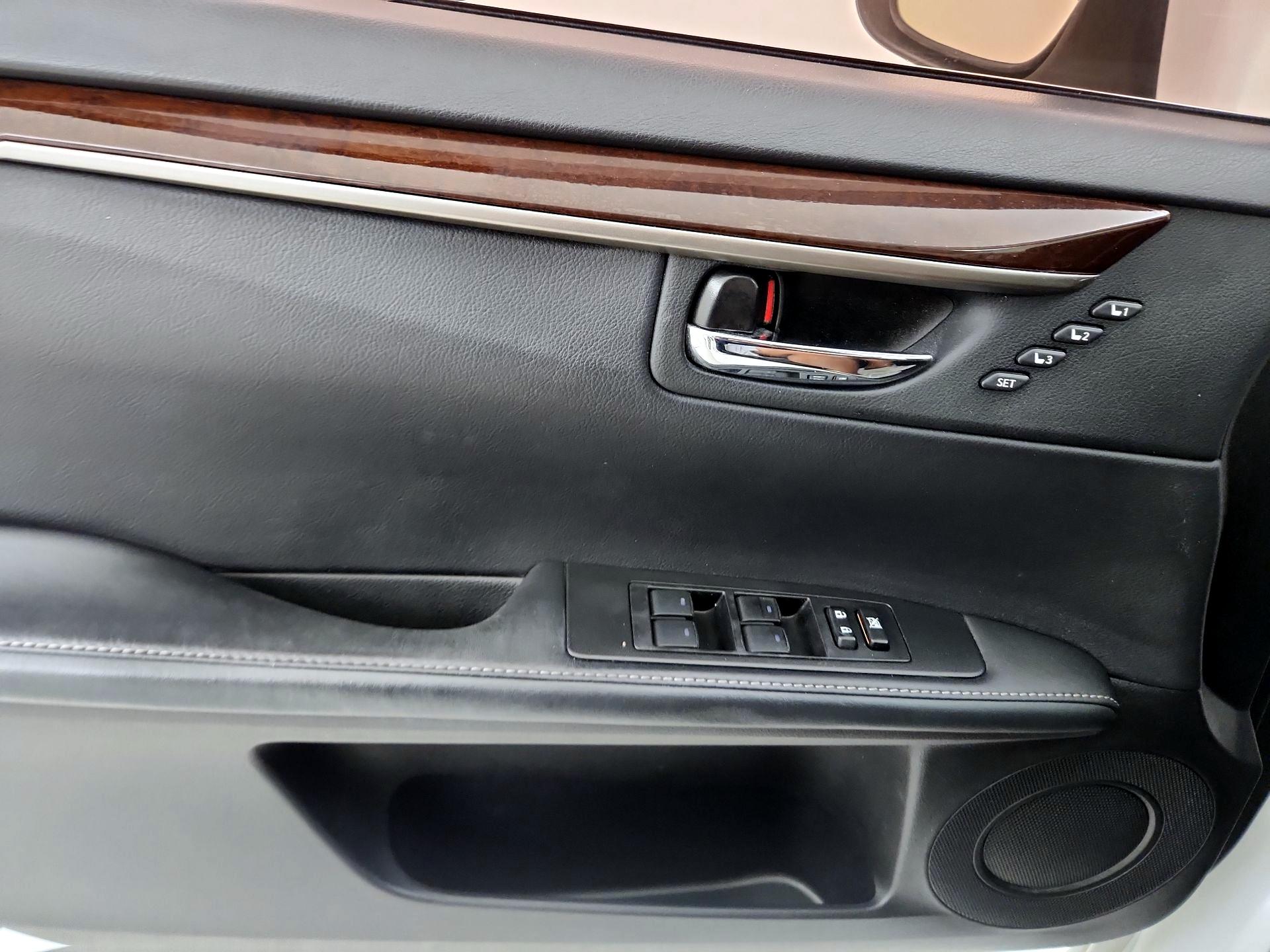 Thumbnail: 2014 Lexus ES - 12