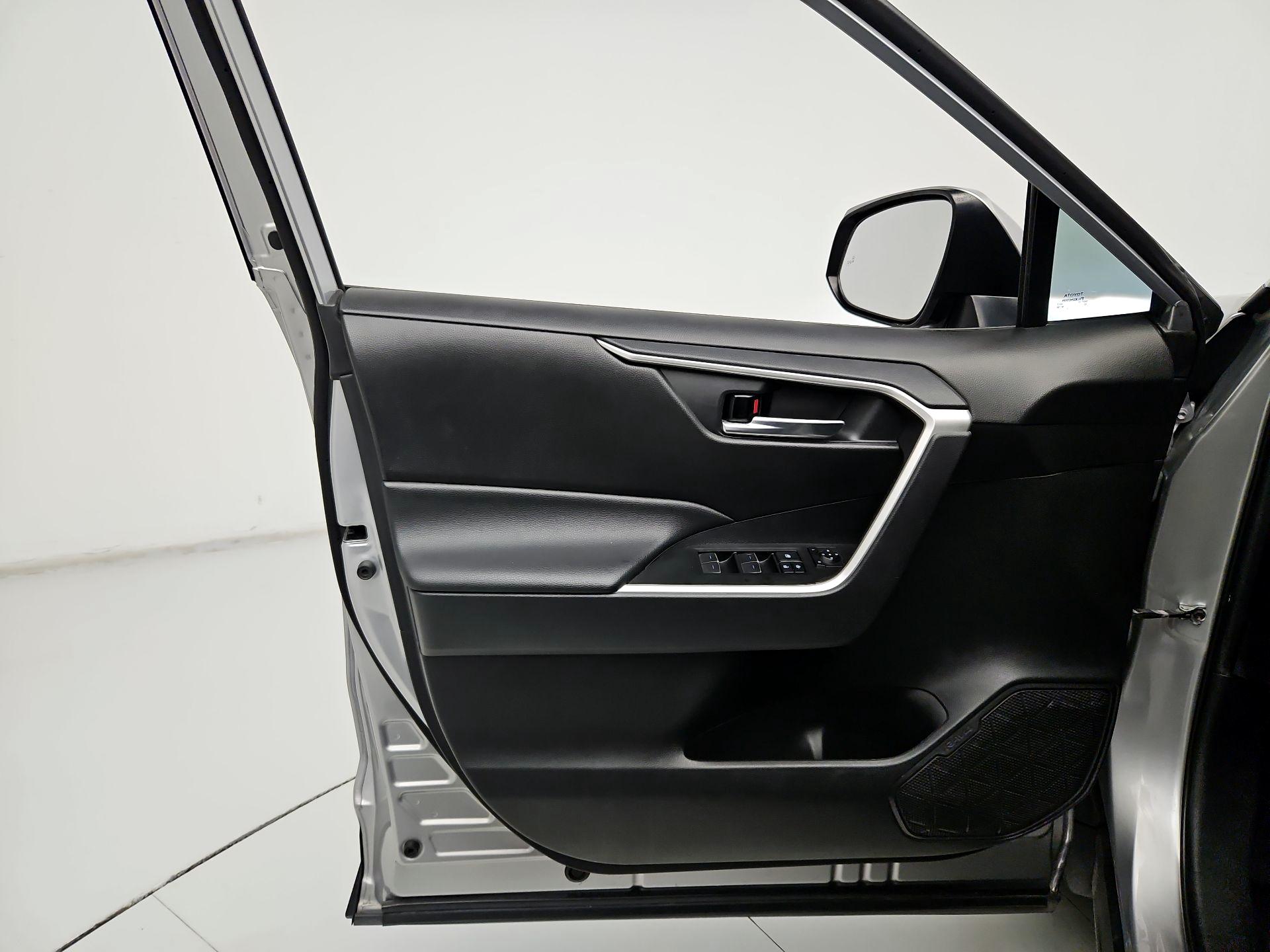 Thumbnail: 2022 Toyota RAV4 - 12