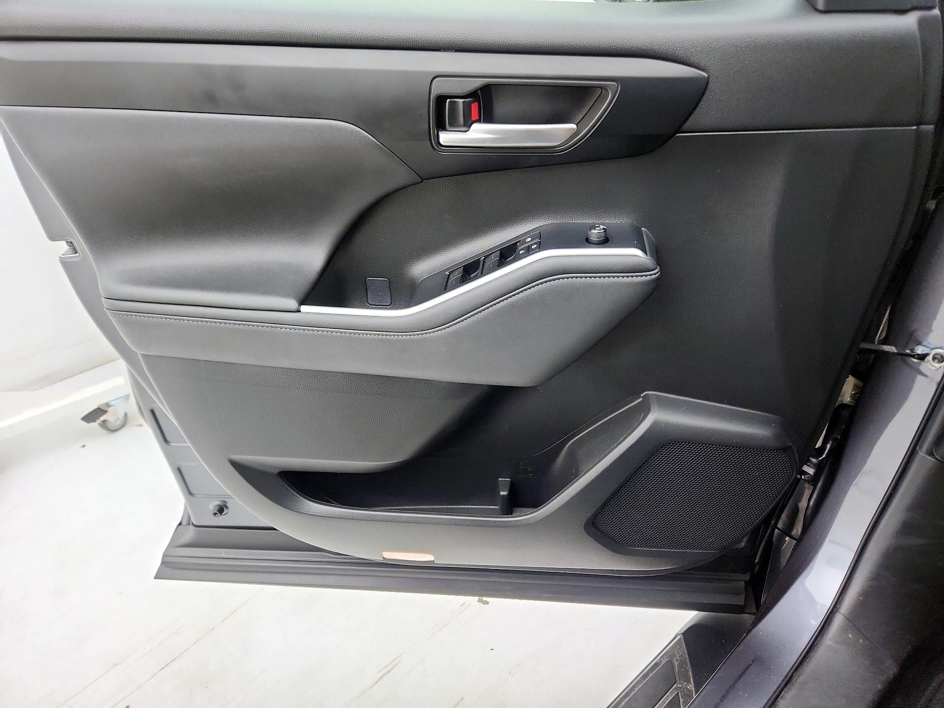 Thumbnail: 2023 Toyota Highlander - 12