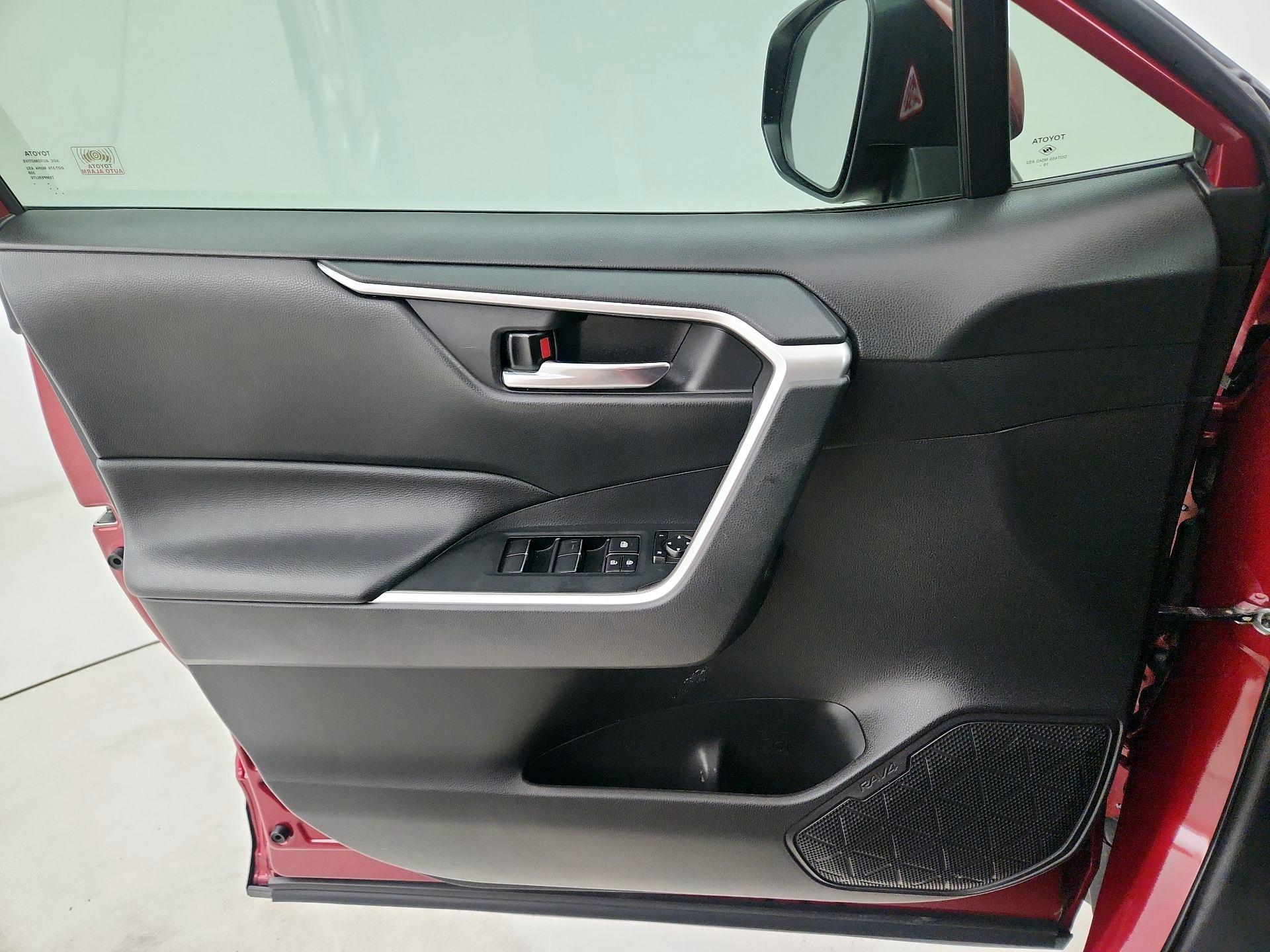 Thumbnail: 2020 Toyota RAV4 - 12