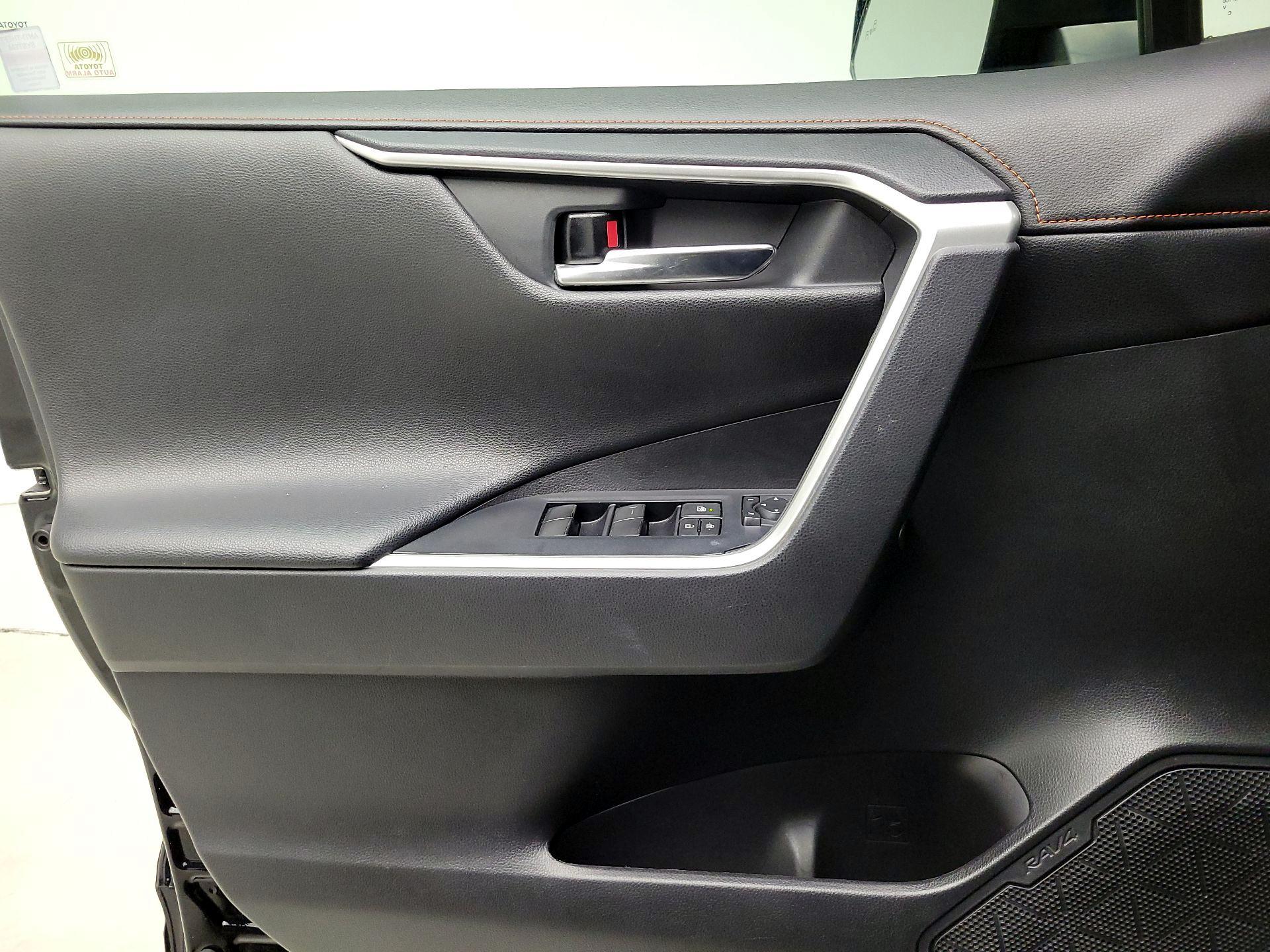 Thumbnail: 2020 Toyota RAV4 - 10